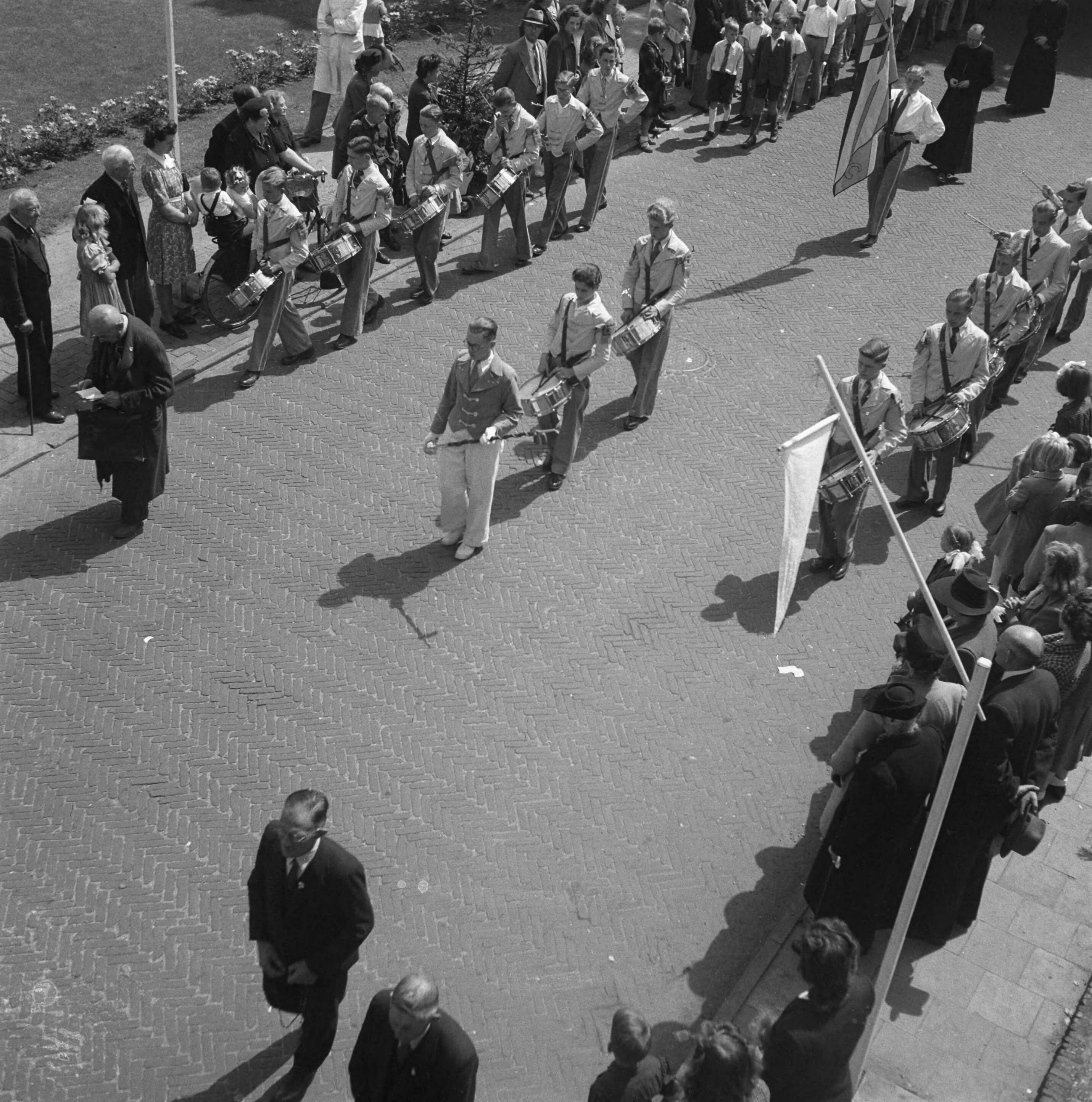 Fotocollectie Anefo — St. Jansprocessie te Laren — Foto: Oorschot, […] van / Anefo. Licentie: Set B: Rechtenvrij / Publiek Domein. Bron: Nationaal Archief. http://hdl.handle.net/10648/a8b87f58-d0b4-102d-bcf8-003048976d84