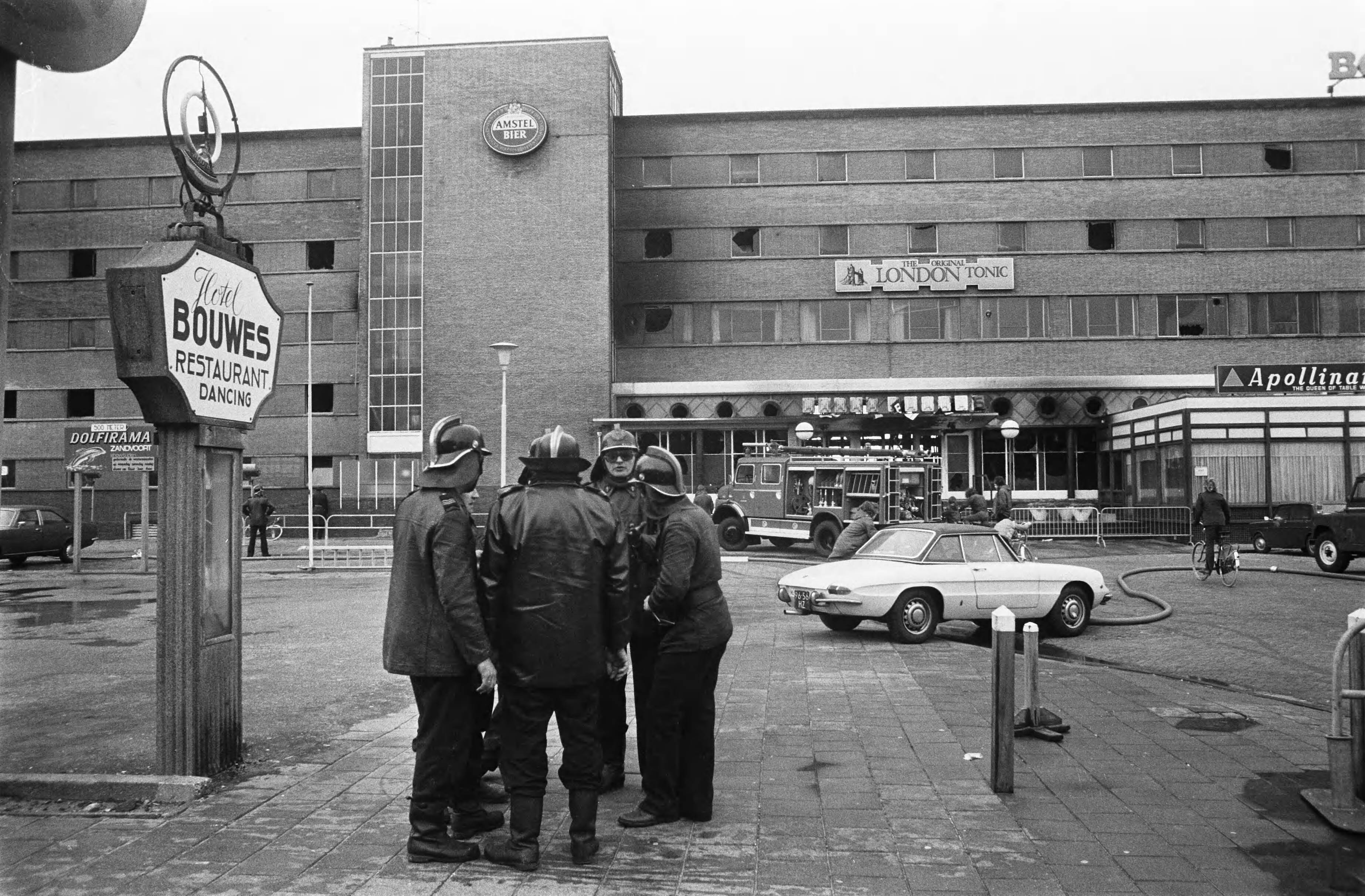 Fotocollectie Anefo — Hotel Bouwes in Zandvoort door brand verwoest; voorkant van het uitgebrande hotel — Foto: Peters, Hans / Anefo. Licentie: Set B: Rechtenvrij / Publiek Domein. Bron: Nationaal Archief. http://hdl.handle.net/10648/ac5d8b8a-d0b4-102d-bcf8-003048976d84
