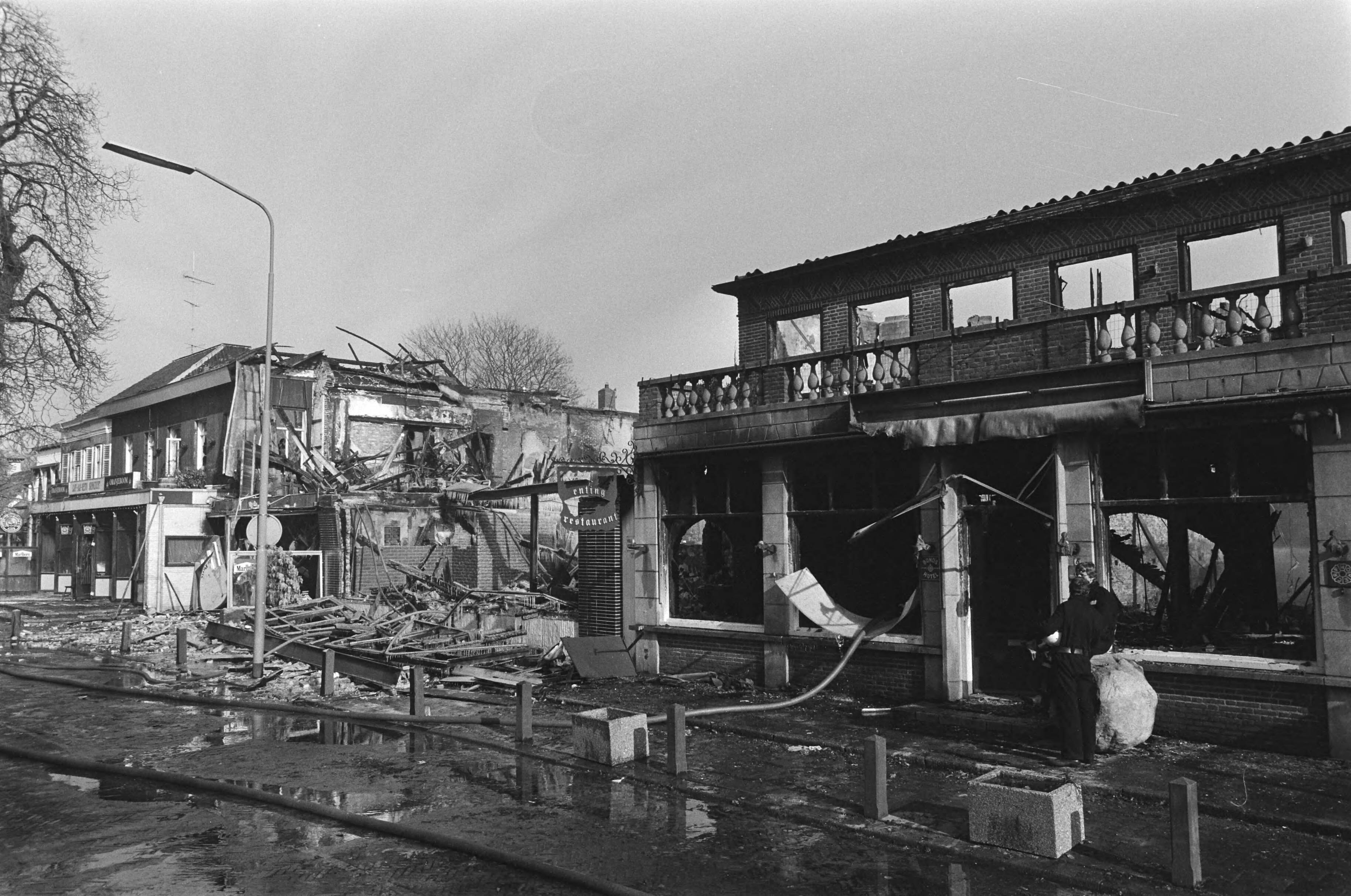 100 miljoen gulden schade bij brand in beurzencomplex Prins Bernhardhoeve in Drentse Zuidlaren — branden|Prins Bernhardhoeve|Zuidlaren|Drenthe|Prins Bernhardhoeve — Foto: Croes, Rob C. / Anefo. Licentie: Set B: Rechtenvrij / Publiek Domein. Bron: Nationaal Archief. http://hdl.handle.net/10648/ad4ff71c-d0b4-102d-bcf8-003048976d84