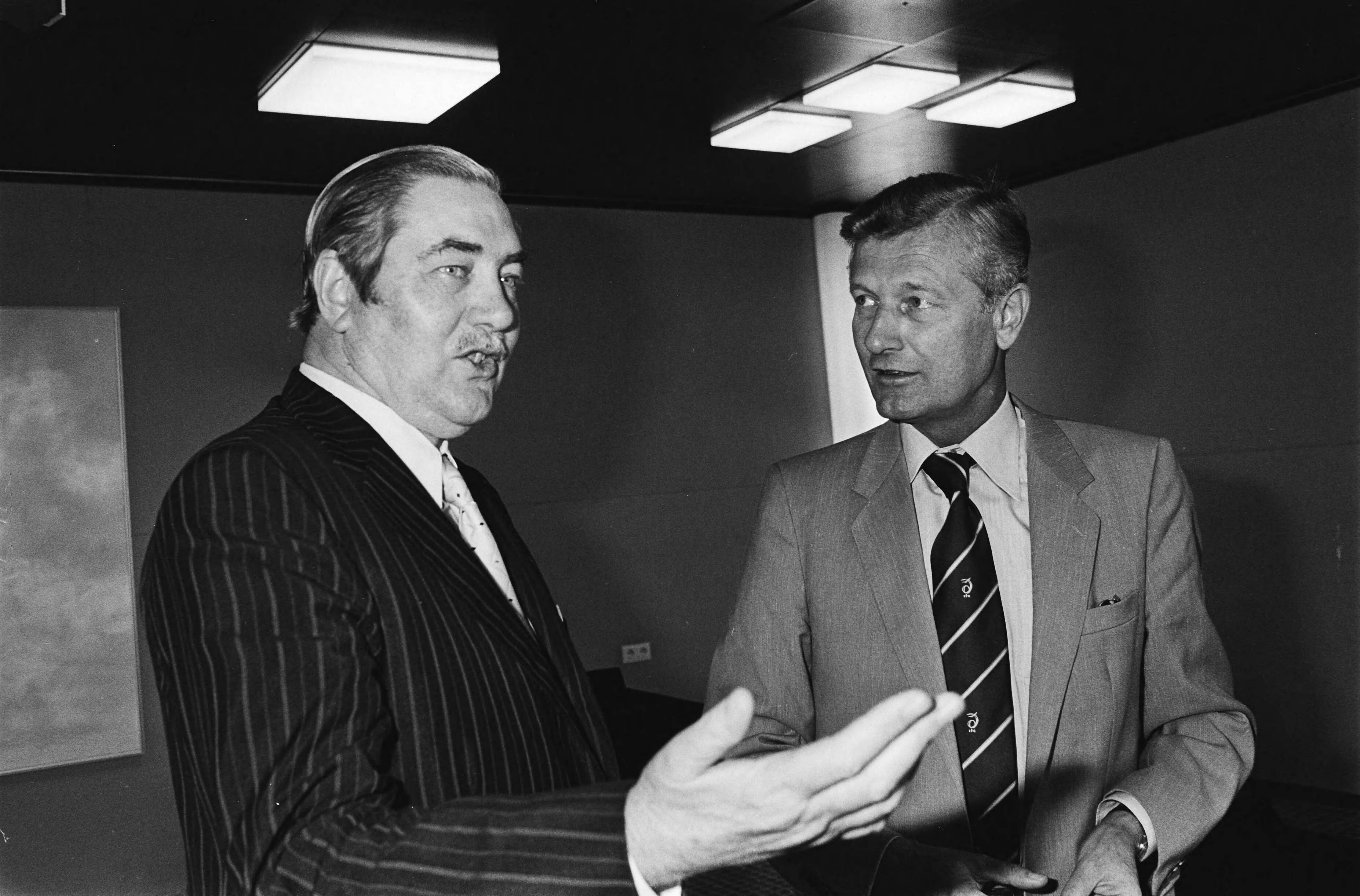 Fotocollectie Anefo — Minister de Koning (r) begroet op Schiphol minister van Handel en Industrie van Zimbabwe, David Smith — Foto: Pereira, Fernando / Anefo. Licentie: Set B: Rechtenvrij / Publiek Domein. Bron: Nationaal Archief. http://hdl.handle.net/10648/ace3e090-d0b4-102d-bcf8-003048976d84