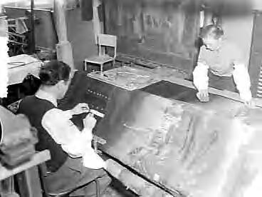 Fotocollectie Anefo — Weven en maken van wandtapijt "Gezicht op Zutphen" in het atelier "Werkplaats tot Herstel van Antiek Textiel" te Haarlem — Foto: Pot, Harry / Anefo. Licentie: Set B: Rechtenvrij / Publiek Domein. Bron: Nationaal Archief. http://hdl.handle.net/10648/a955c61e-d0b4-102d-bcf8-003048976d84