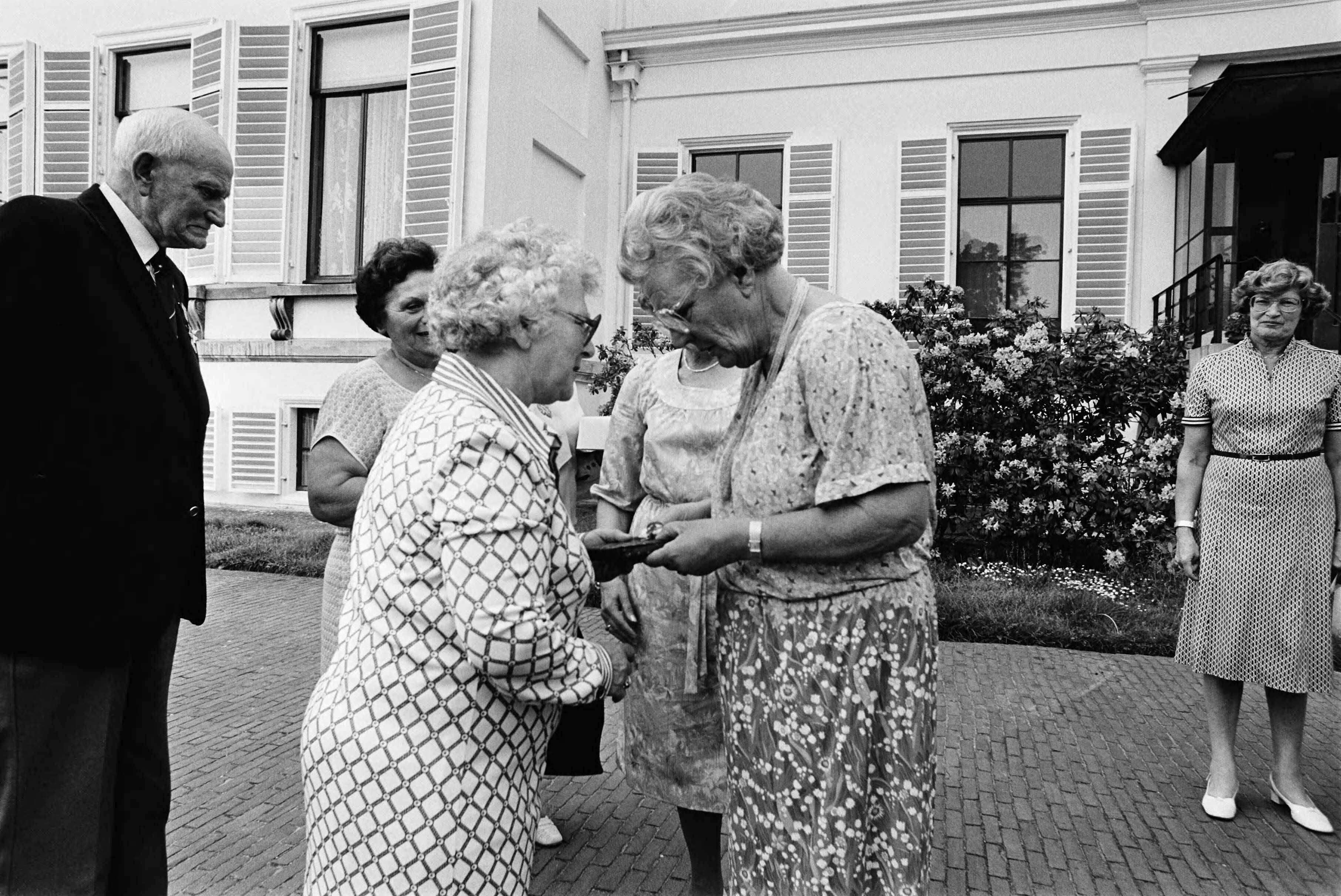 Fotocollectie Anefo — Traditionele bejaardendefile ter ere van Prinses Juliana op Soestdijk; Prinses Juliana begroet de bejaarden — Foto: Croes, Rob C. / Anefo. Licentie: Set B: Rechtenvrij / Publiek Domein. Bron: Nationaal Archief. http://hdl.handle.net/10648/acfd4cce-d0b4-102d-bcf8-003048976d84