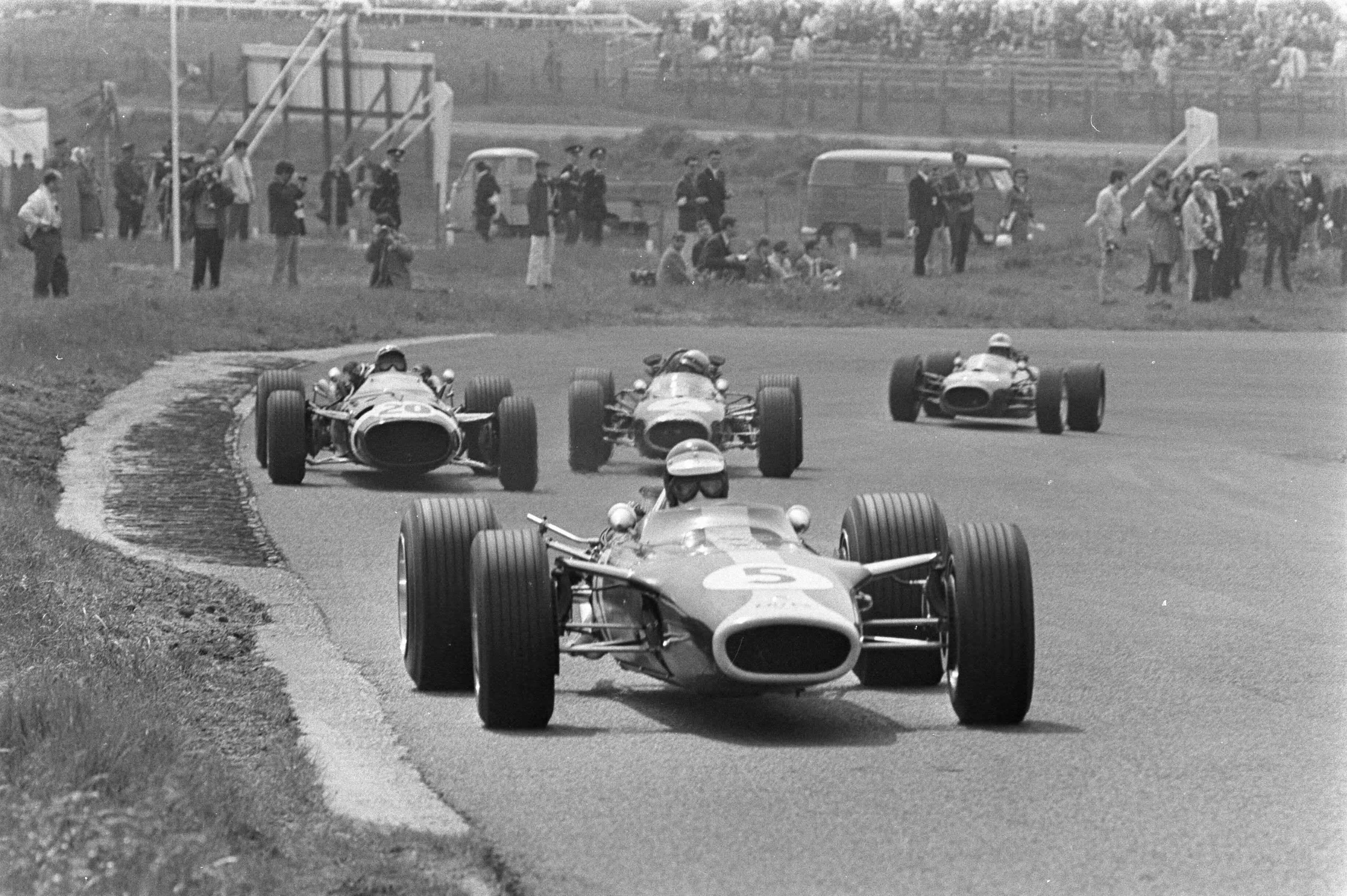 Fotocollectie Anefo — Grand Prix te Zandvoort, Jim Clark (winnaar) op kop, daarachter v.l.n.r. Jo Siffert , Brabham en Stewart — Foto: Koch, Eric / Anefo. Licentie: Set B: Rechtenvrij / Publiek Domein. Bron: Nationaal Archief. http://hdl.handle.net/10648/ab1af5dc-d0b4-102d-bcf8-003048976d84