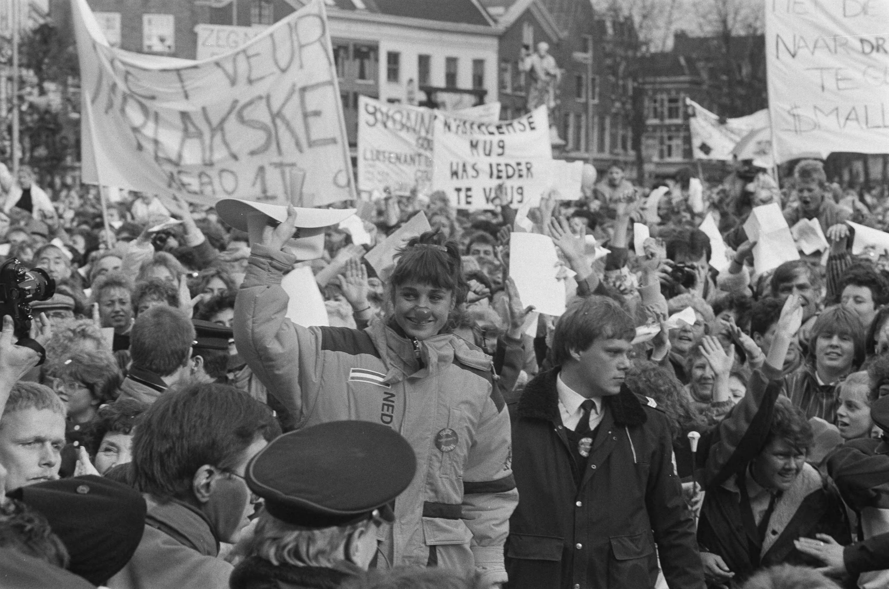 Fotocollectie Anefo — Yvonne van Gennip gehuldigd in Haarlem na behalen drie gouden medailles op de Olympische Spelen ; Yvonne bij aankomst op Grote Markt — Foto: Croes, Rob C. / Anefo. Licentie: Set B: Rechtenvrij / Publiek Domein. Bron: Nationaal Archief. http://hdl.handle.net/10648/ad68ef42-d0b4-102d-bcf8-003048976d84