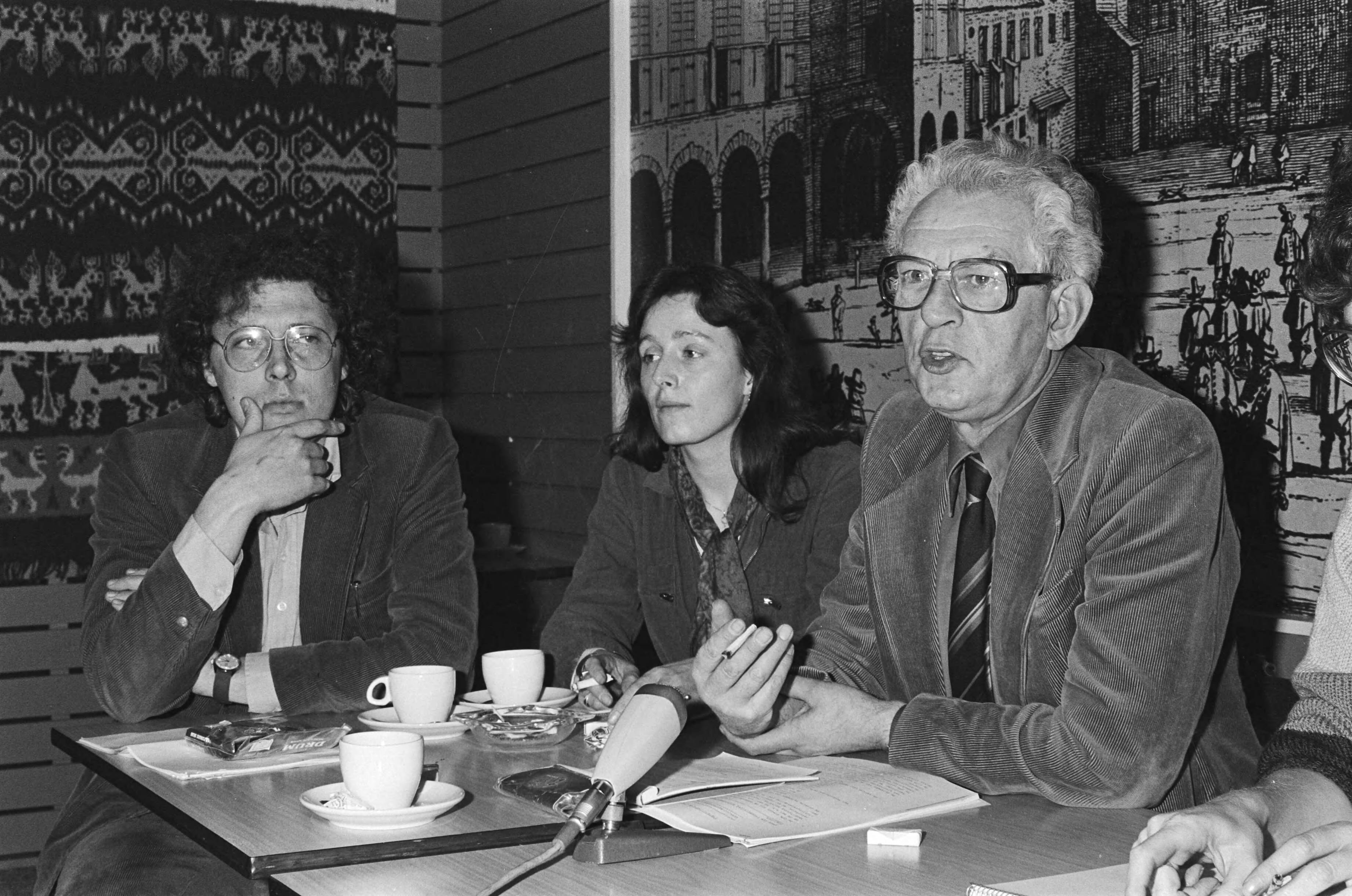 Fotocollectie Anefo — Persconferentie CPN (Nieuwspoort, Den Haag ) bekendmaking verkiezingsprogam en kandidatenlijst — Foto: Dijk, Hans van / Anefo. Licentie: Set B: Rechtenvrij / Publiek Domein. Bron: Nationaal Archief. http://hdl.handle.net/10648/acf4f70e-d0b4-102d-bcf8-003048976d84