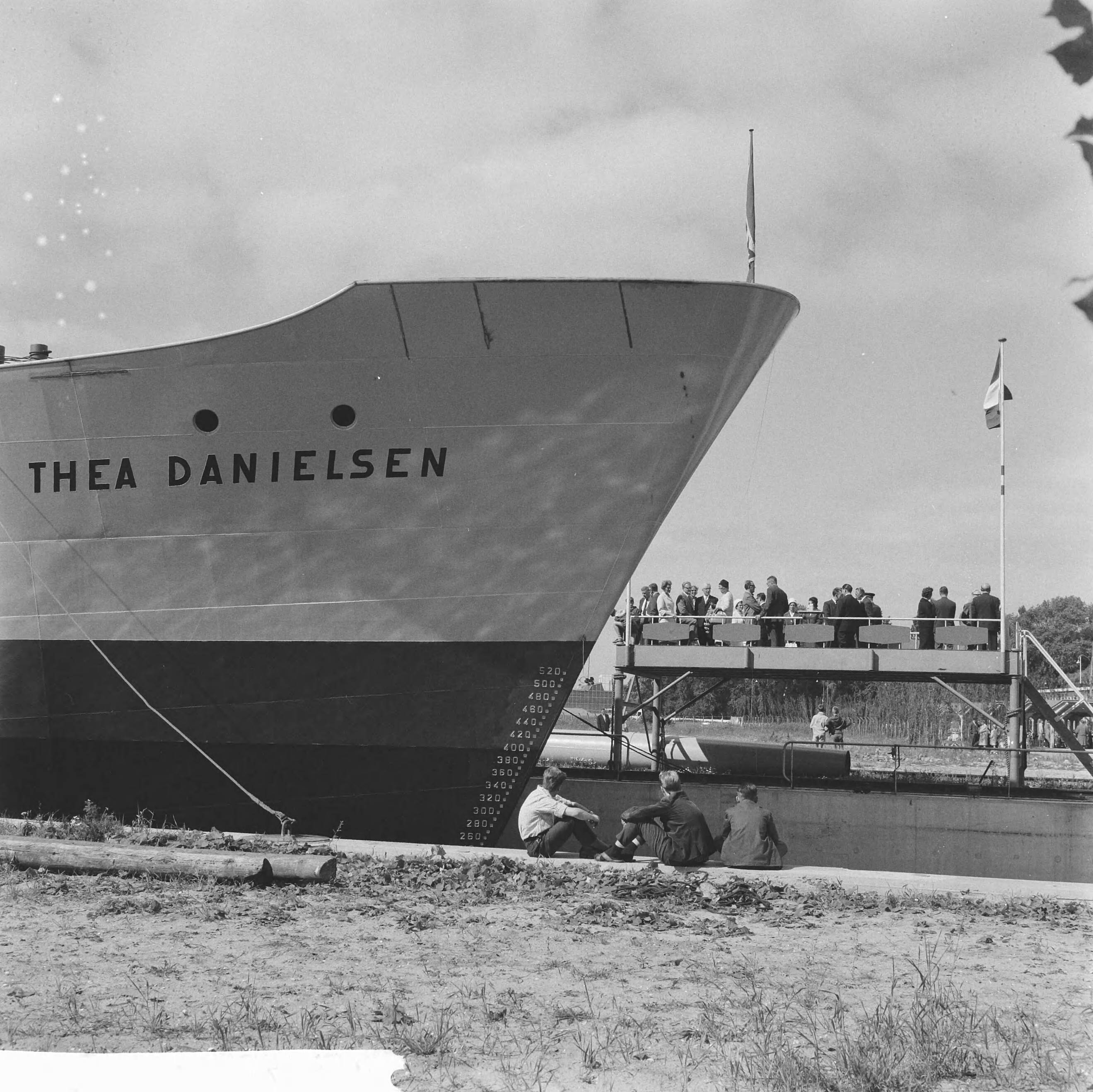 Fotocollectie Anefo — Tewaterlating "Thea Danielsen" (opdracht Zaanlandsche Scheepsbouw Maatschappij) — Foto: Koch, Eric / Anefo. Licentie: Set B: Rechtenvrij / Publiek Domein. Bron: Nationaal Archief. http://hdl.handle.net/10648/aa15c25c-d0b4-102d-bcf8-003048976d84
