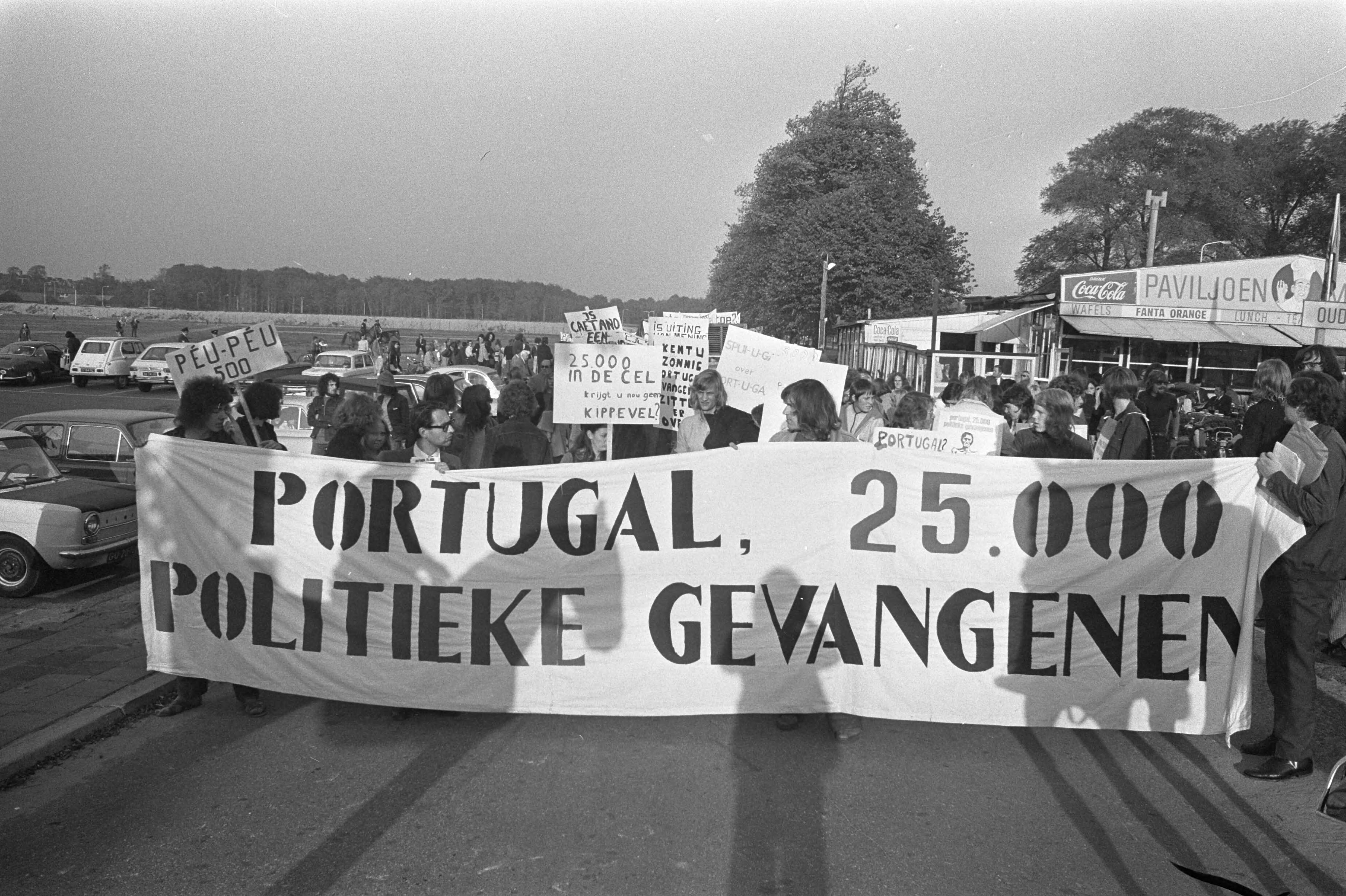 Fotocollectie Anefo — Demonstratie tegen 25.000 politieke gevangenen in Portugal op het Malieveld in Den Haag — Foto: Verhoeff, Bert / Anefo. Licentie: Set B: Rechtenvrij / Publiek Domein. Bron: Nationaal Archief. http://hdl.handle.net/10648/abf880d2-d0b4-102d-bcf8-003048976d84
