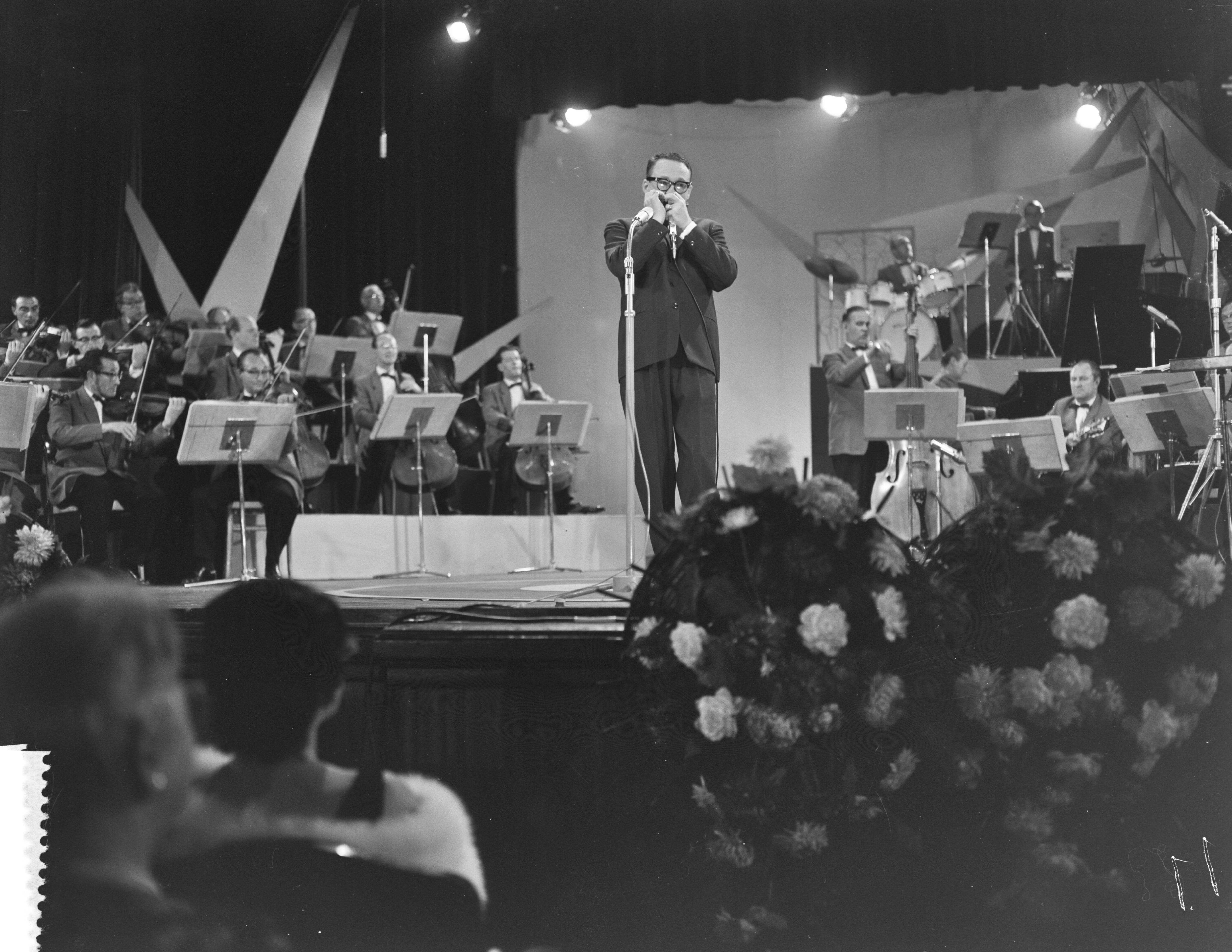 Grand Gala Du Disque in het Kurhaus te Scheveningen — Grand Gala Du Disque in Kurhaus. Jean "Toots" Thielemans (België) — Foto: Bilsen, Joop van / Anefo. Licentie: Set B: Rechtenvrij / Publiek Domein. Bron: Nationaal Archief. http://hdl.handle.net/10648/a9e47e04-d0b4-102d-bcf8-003048976d84