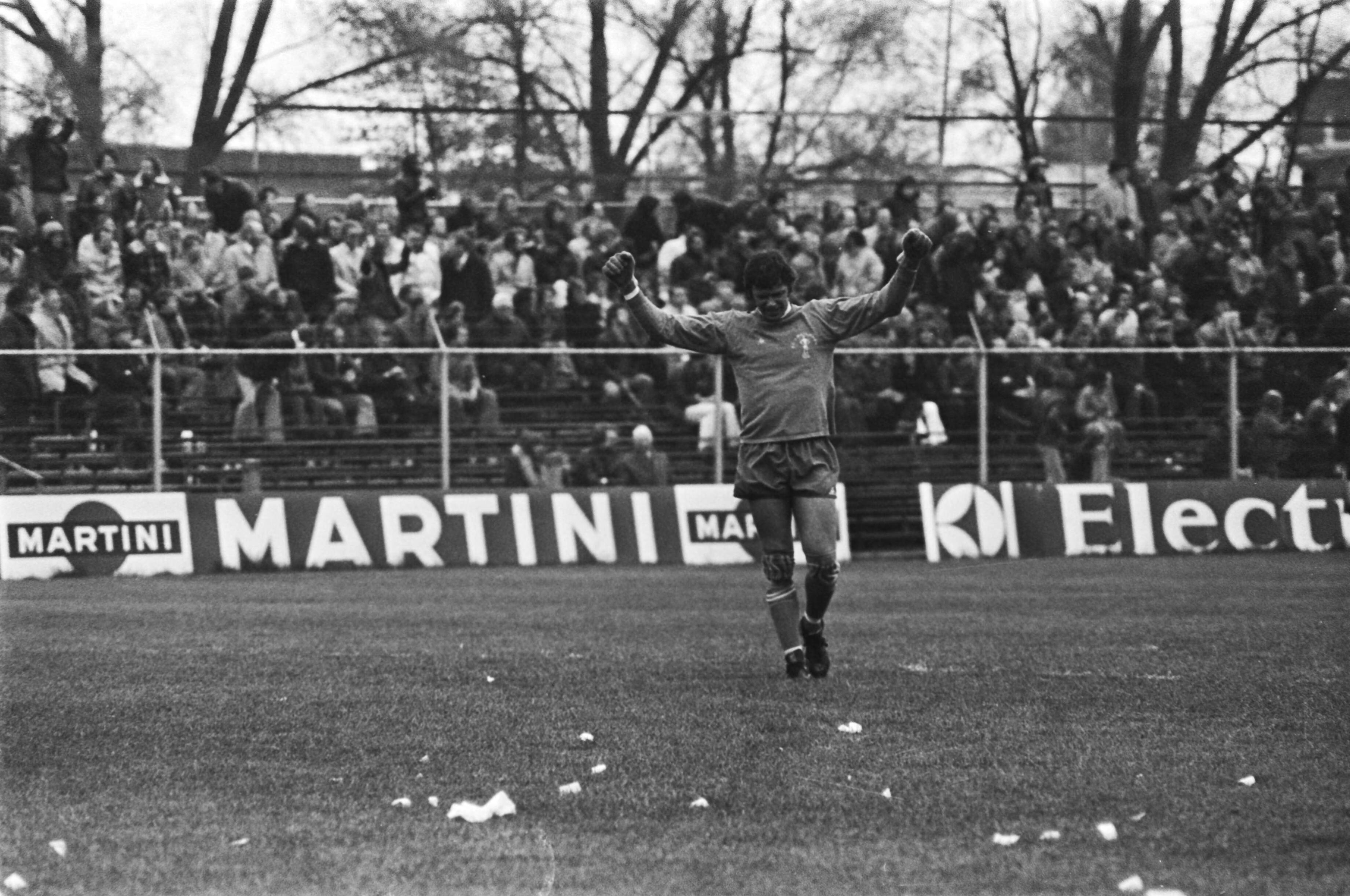 Fotocollectie Anefo — Amsterdam tegen Den Haag 3-1; juichende Jongbloed — Foto: Bogaerts, Rob / Anefo. Licentie: Set B: Rechtenvrij / Publiek Domein. Bron: Nationaal Archief. http://hdl.handle.net/10648/ac82b31a-d0b4-102d-bcf8-003048976d84