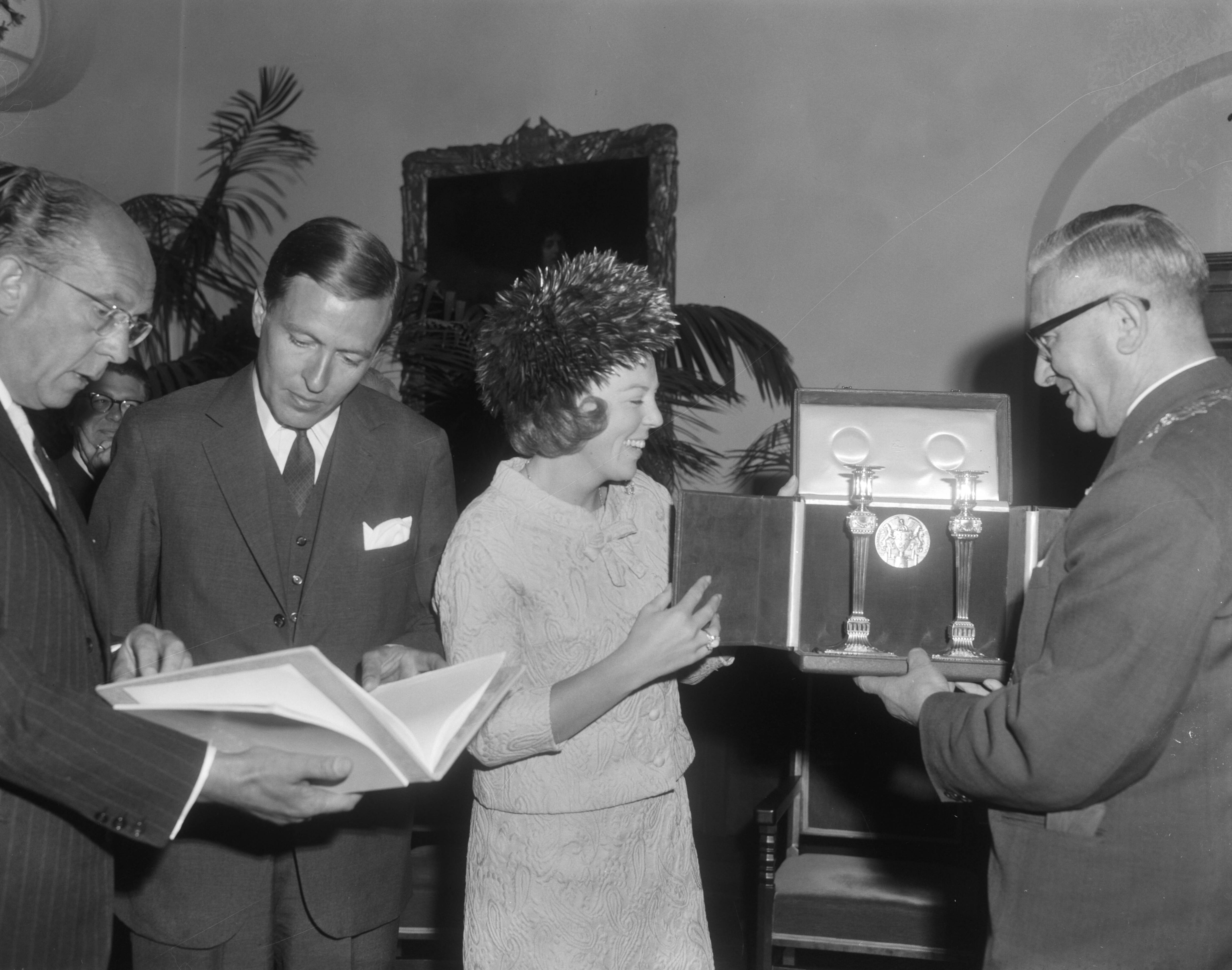 Fotocollectie Anefo — Prinses Beatrix en prins Claus brachten bezoek aan Breda prinses Beatrix en Claus bekijken boek — Foto: Bilsen, Joop van / Anefo. Licentie: Set B: Rechtenvrij / Publiek Domein. Bron: Nationaal Archief. http://hdl.handle.net/10648/aaeb89b4-d0b4-102d-bcf8-003048976d84