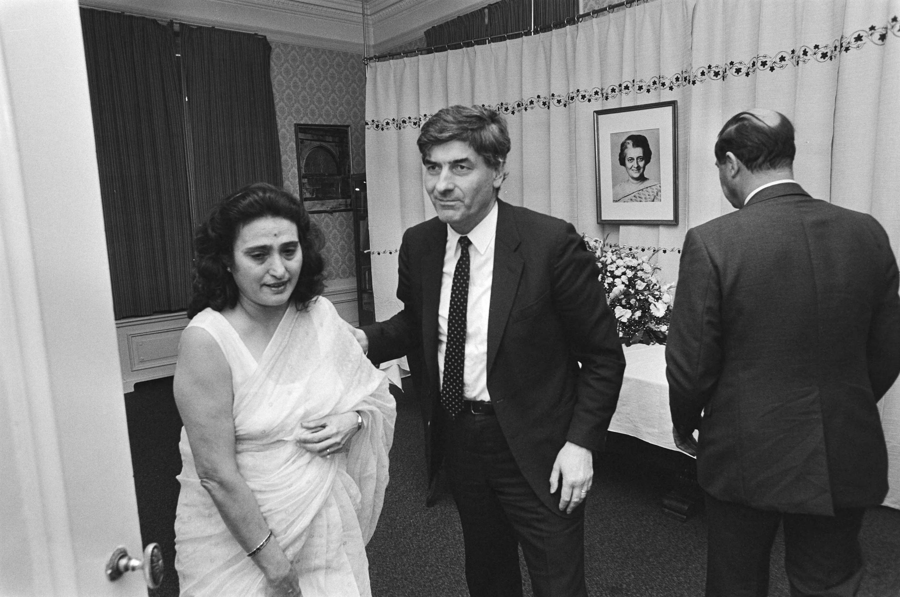 Fotocollectie Anefo — Premier Lubbers tekent condoleanceregister voor overleden premier Indira Gandhi in ambassade van India in Den Haag — Foto: Bogaerts, Rob / Anefo. Licentie: Set B: Rechtenvrij / Publiek Domein. Bron: Nationaal Archief. http://hdl.handle.net/10648/ad3f441c-d0b4-102d-bcf8-003048976d84