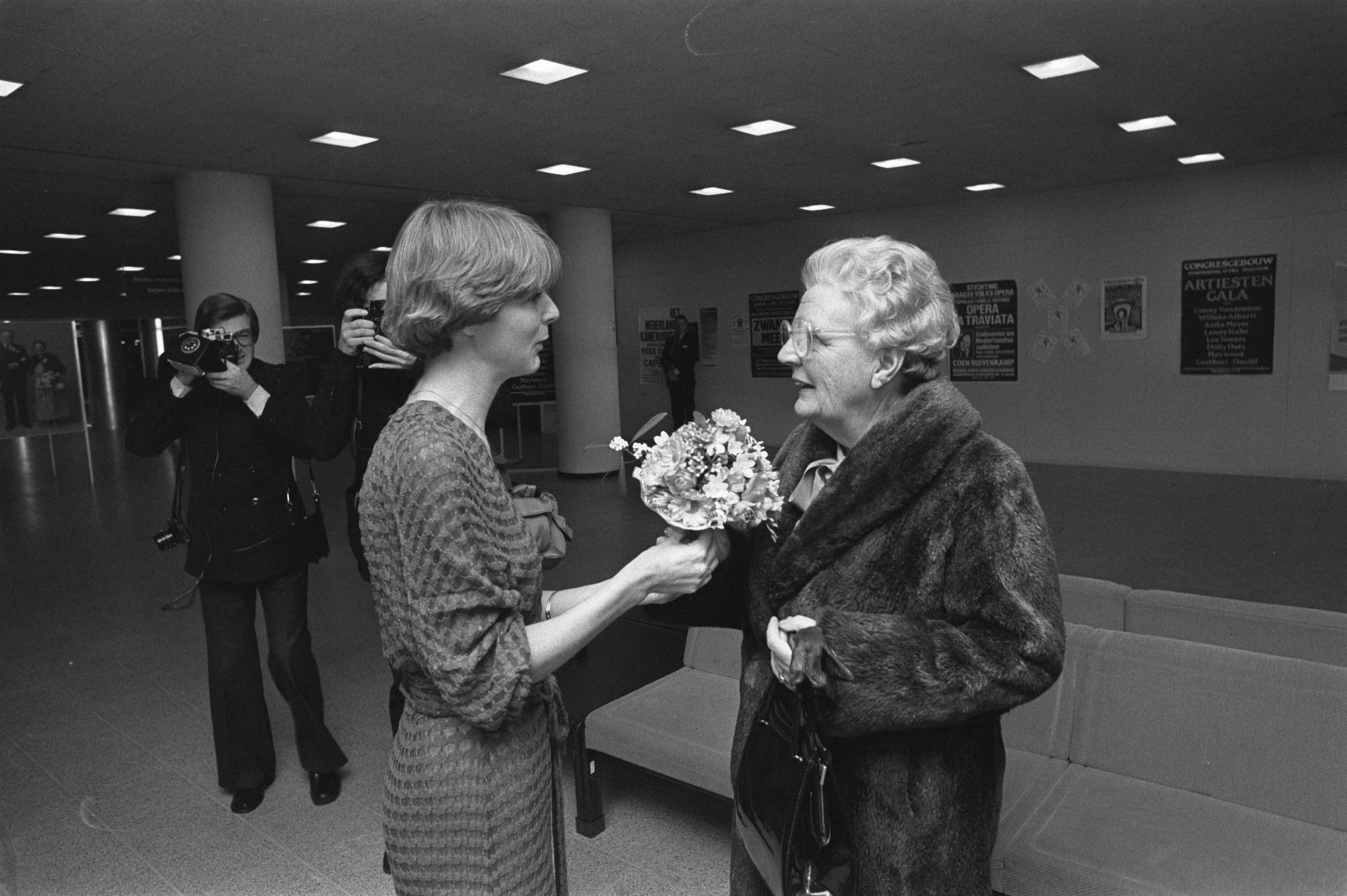 Fotocollectie Anefo — Juliana bij presentatie boek "Samen gewoon verder" in Congresgebouw in Den Haag . Juliana krijgt bloemen van mevrouw Donkers — Foto: Croes, Rob C. / Anefo. Licentie: Set B: Rechtenvrij / Publiek Domein. Bron: Nationaal Archief. http://hdl.handle.net/10648/ad0adbf0-d0b4-102d-bcf8-003048976d84
