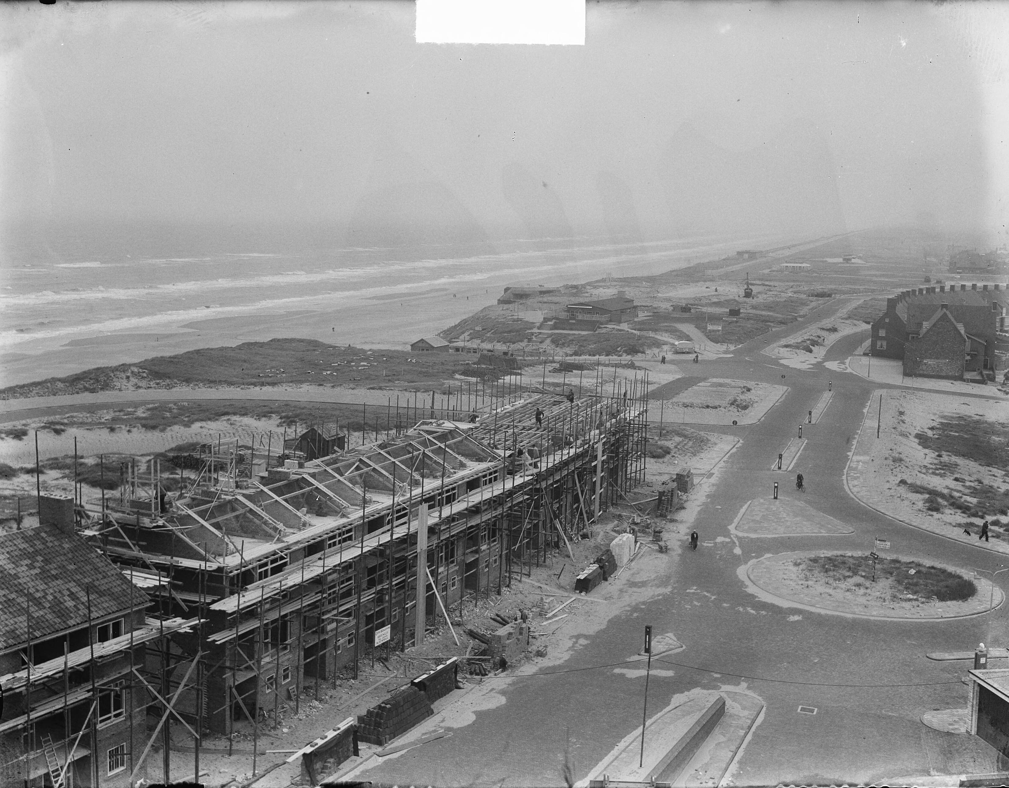 Zandvoort. Opname vanuit Watertoren — Zandvoort. Opname vanuit Watertoren en overzichten — Foto: Pot, Harry / Anefo. Licentie: Set B: Rechtenvrij / Publiek Domein. Bron: Nationaal Archief. http://hdl.handle.net/10648/a8e0376e-d0b4-102d-bcf8-003048976d84