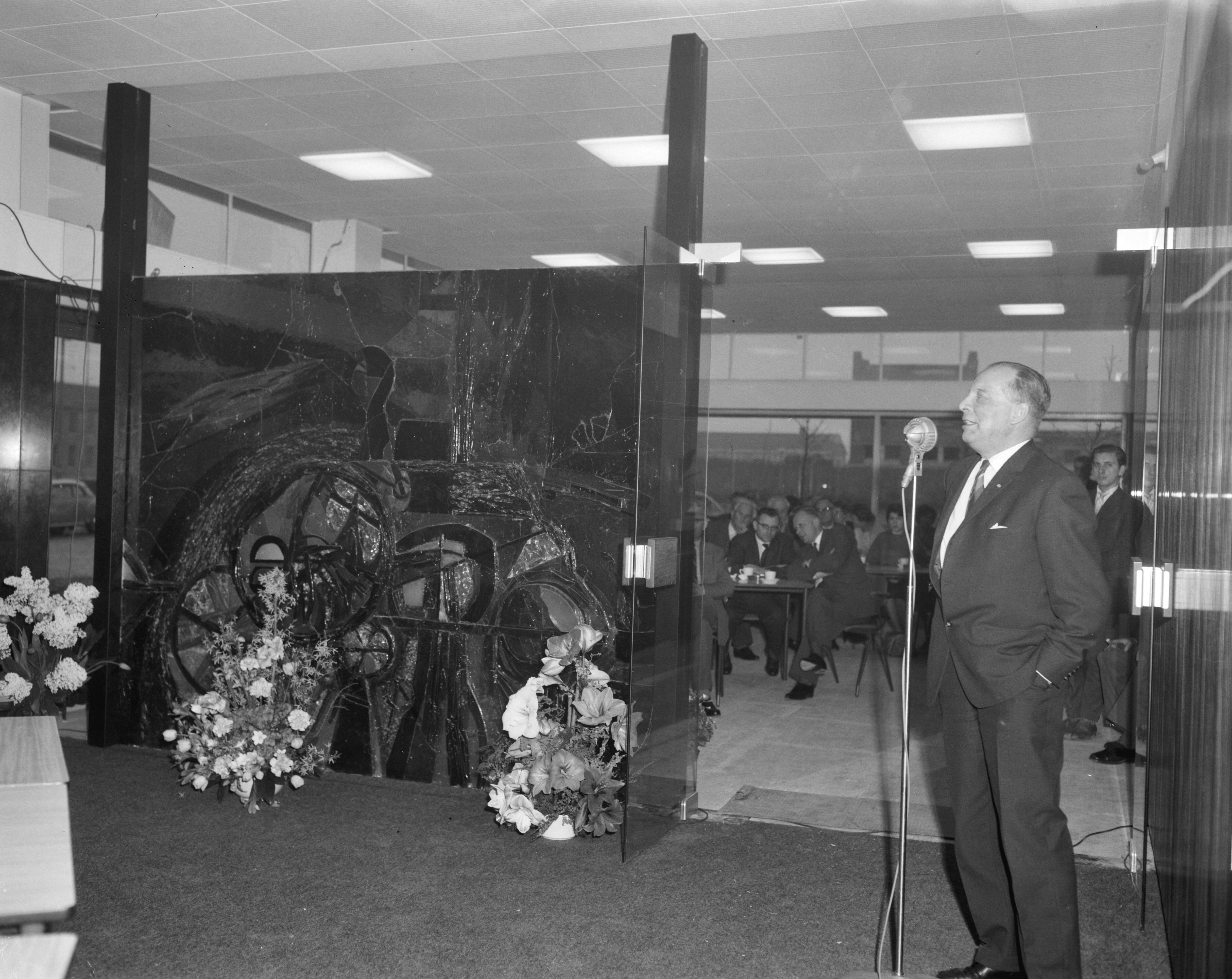 Fotocollectie Anefo — Nieuw gebouw Centraal Bureau voor de afgifte van Rijvaardigheidsbewijzen (CBR) — Foto: Bilsen, Joop van / Anefo. Licentie: Set B: Rechtenvrij / Publiek Domein. Bron: Nationaal Archief. http://hdl.handle.net/10648/aa029e48-d0b4-102d-bcf8-003048976d84
