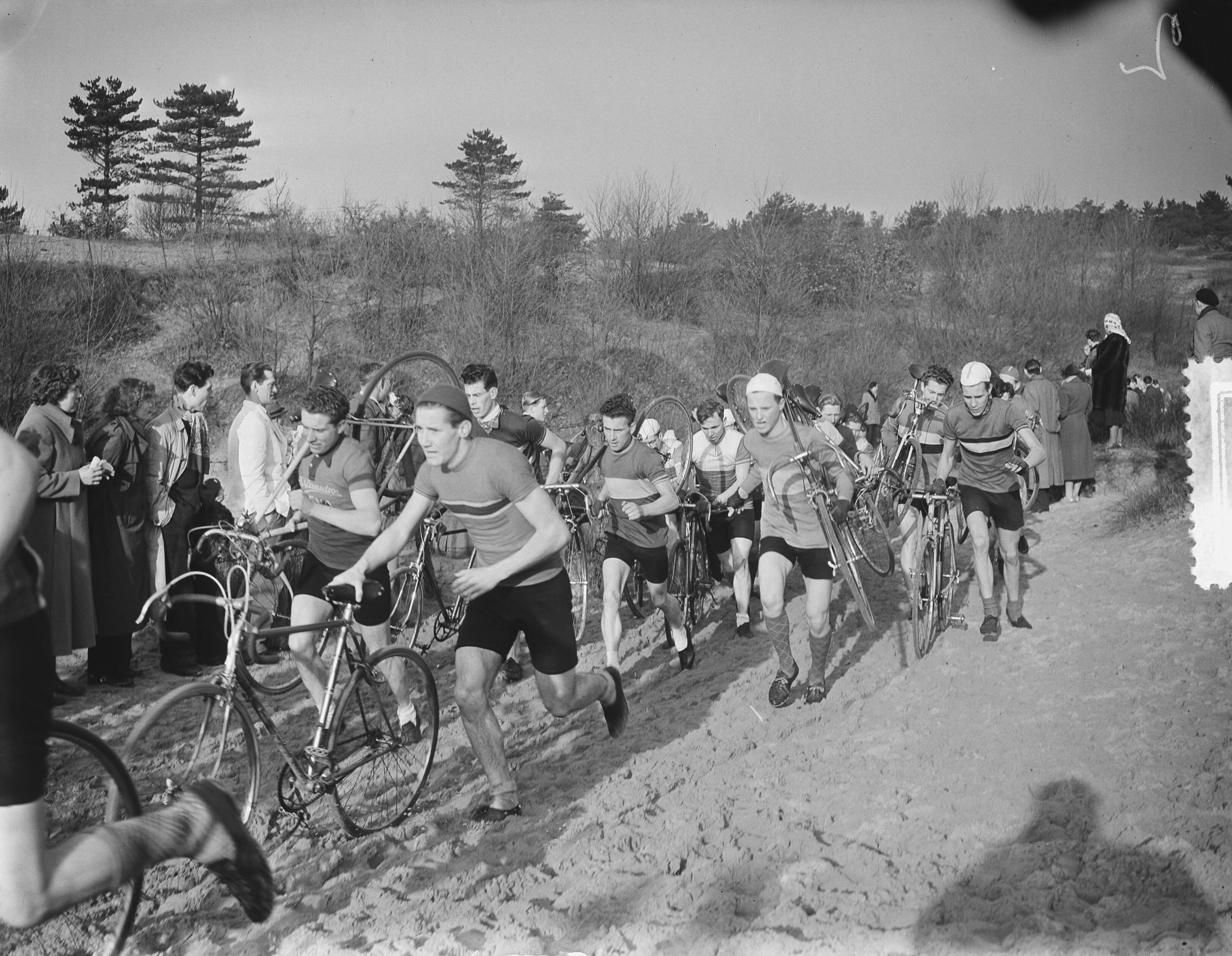 Fotocollectie Anefo — Nationale Cycle Cross in de duinen rond Kraantje Lek — Foto: Bilsen, Joop van / Anefo. Licentie: Set B: Rechtenvrij / Publiek Domein. Bron: Nationaal Archief. http://hdl.handle.net/10648/a904ed3e-d0b4-102d-bcf8-003048976d84
