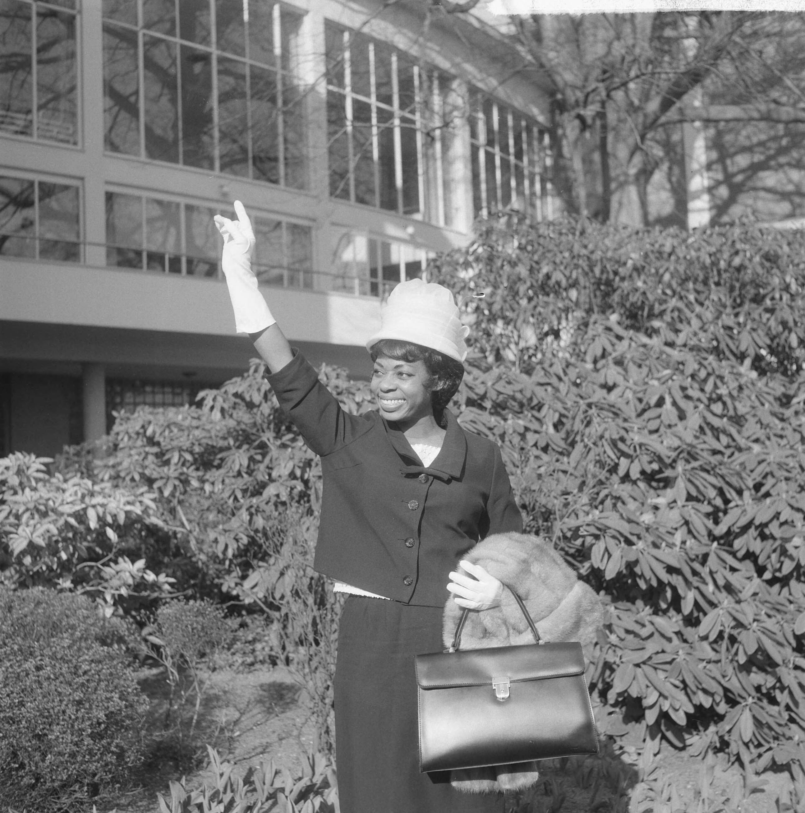 Fotocollectie Anefo — Amerikaans-Belgische jazz-zangeres in Kijk de Rijk Show, Donna Hightower, poseert na de persconferentie — Foto: Gelderen, Hugo van / Anefo. Licentie: Set B: Rechtenvrij / Publiek Domein. Bron: Nationaal Archief. http://hdl.handle.net/10648/aa63a5e4-d0b4-102d-bcf8-003048976d84