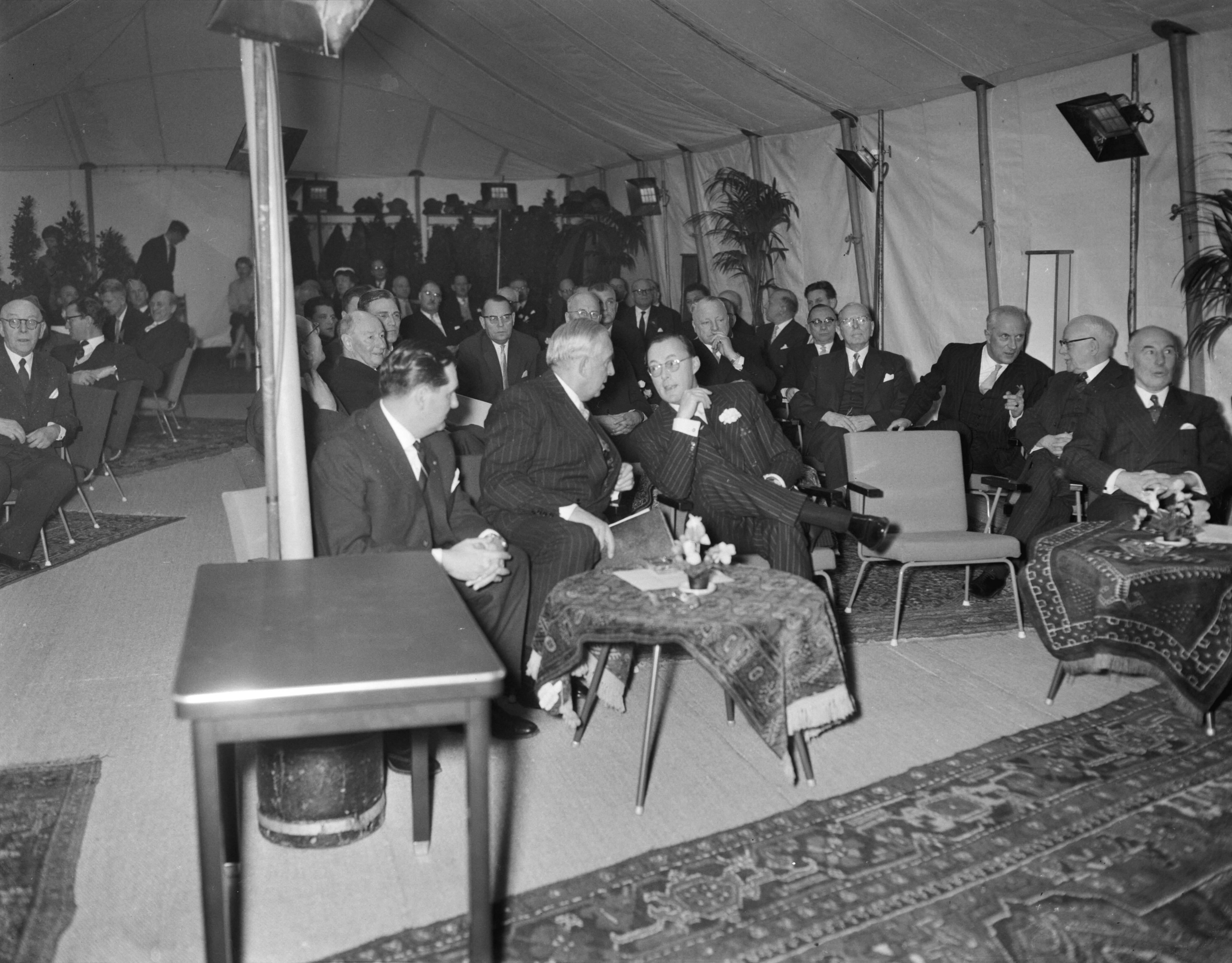 Opening van het centraal researchlaboratorium van Brocades & Stheeman te Haarlem door prins Bernhard — Foto: Bilsen, Joop van / Anefo. — Licentie: Set B: Rechtenvrij / Publiek Domein. Bron: Nationaal Archief. http://hdl.handle.net/10648/a98b9d98-d0b4-102d-bcf8-003048976d84