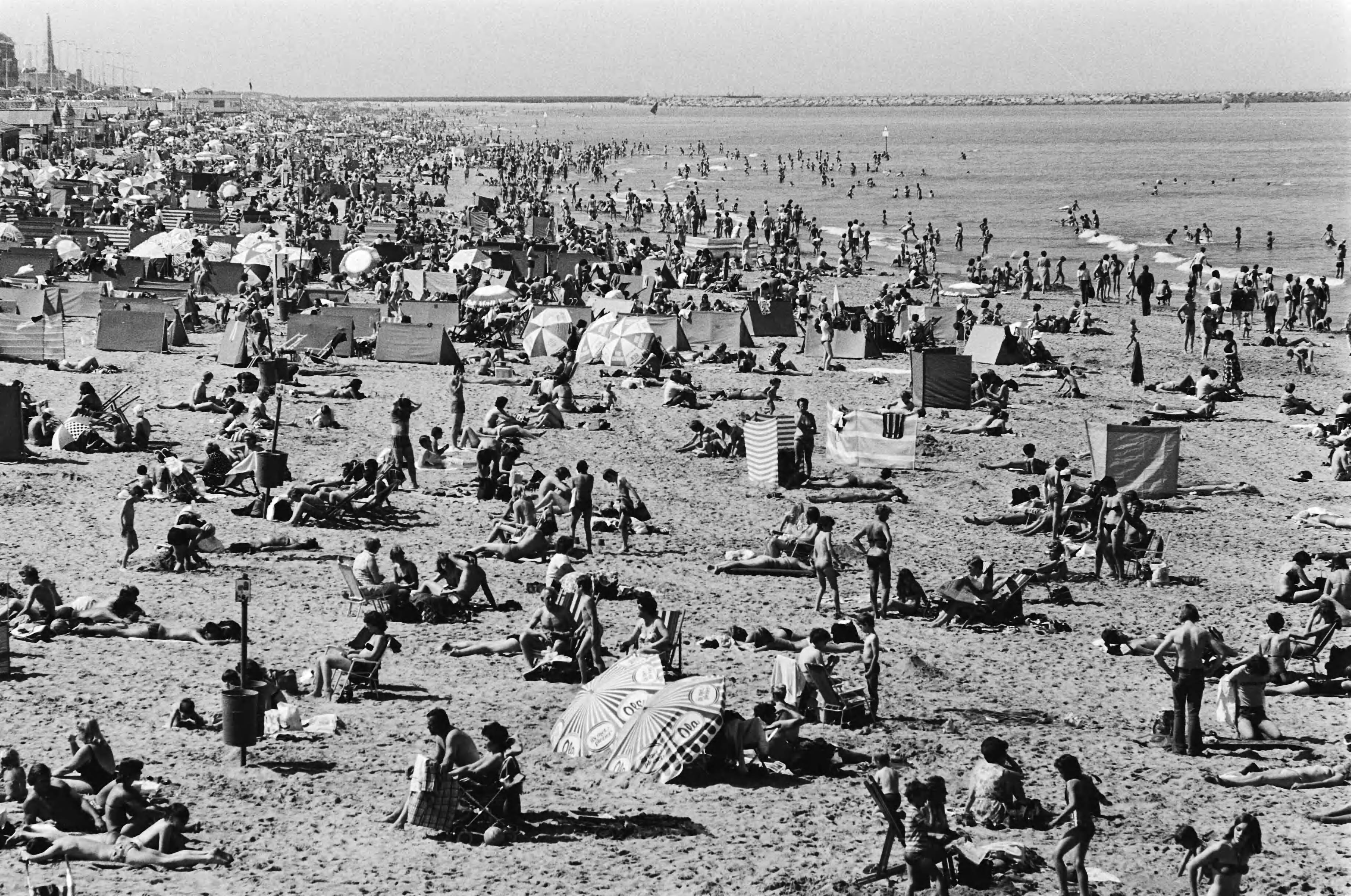 Mooi strandweer in Scheveningen — Zuid-Holland|Scheveningen|stranden |badgasten |zomer — Foto: Pereira, Fernando / Anefo. Licentie: Set B: Rechtenvrij / Publiek Domein. Bron: Nationaal Archief. http://hdl.handle.net/10648/ace474a6-d0b4-102d-bcf8-003048976d84