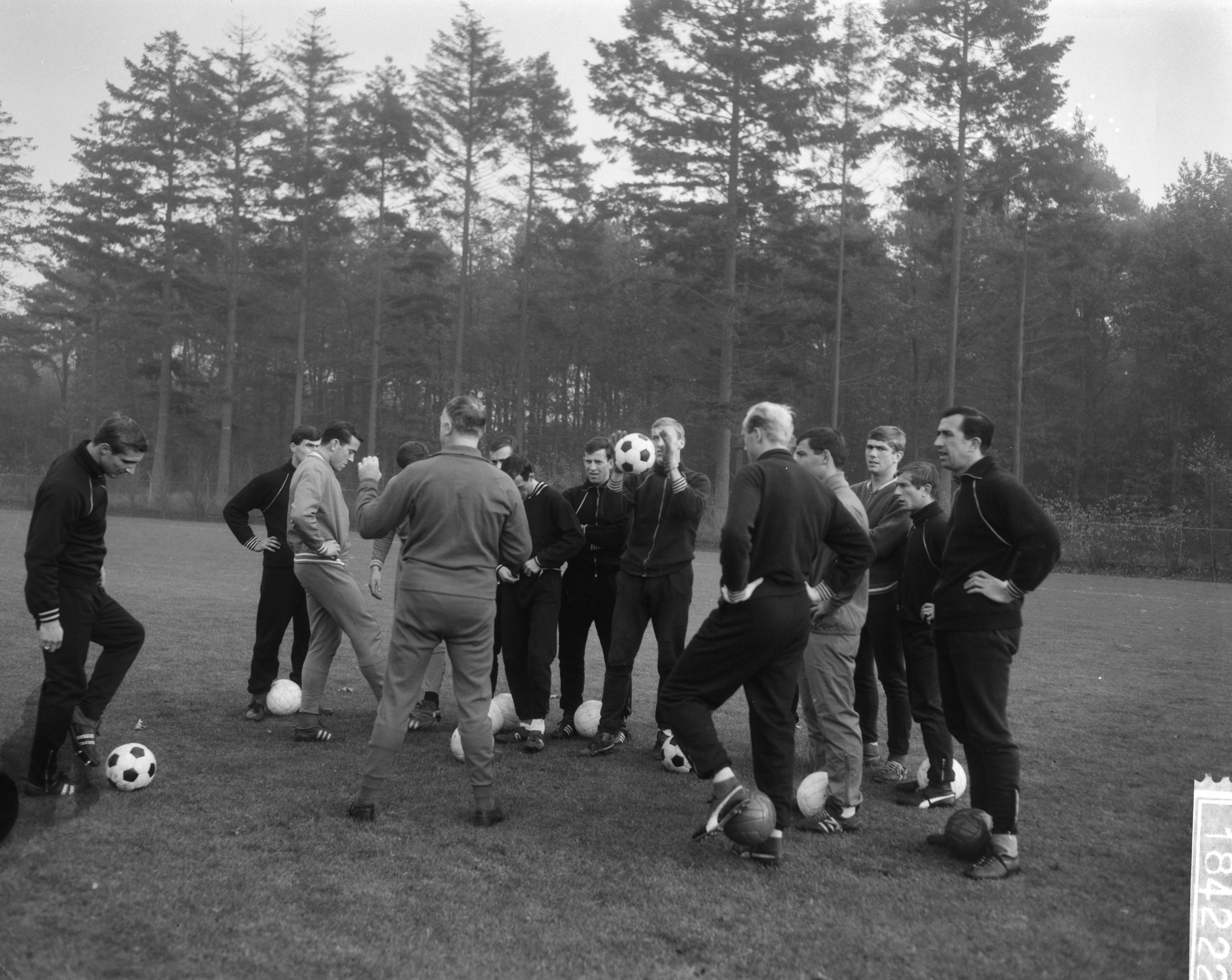 Training van het Nederlands elftal — Bondscoach Denis Neville terwijl hij de spelers instructies geeft — Foto: Bilsen, Joop van / Anefo. Licentie: Set B: Rechtenvrij / Publiek Domein. Bron: Nationaal Archief. http://hdl.handle.net/10648/aaccb53e-d0b4-102d-bcf8-003048976d84