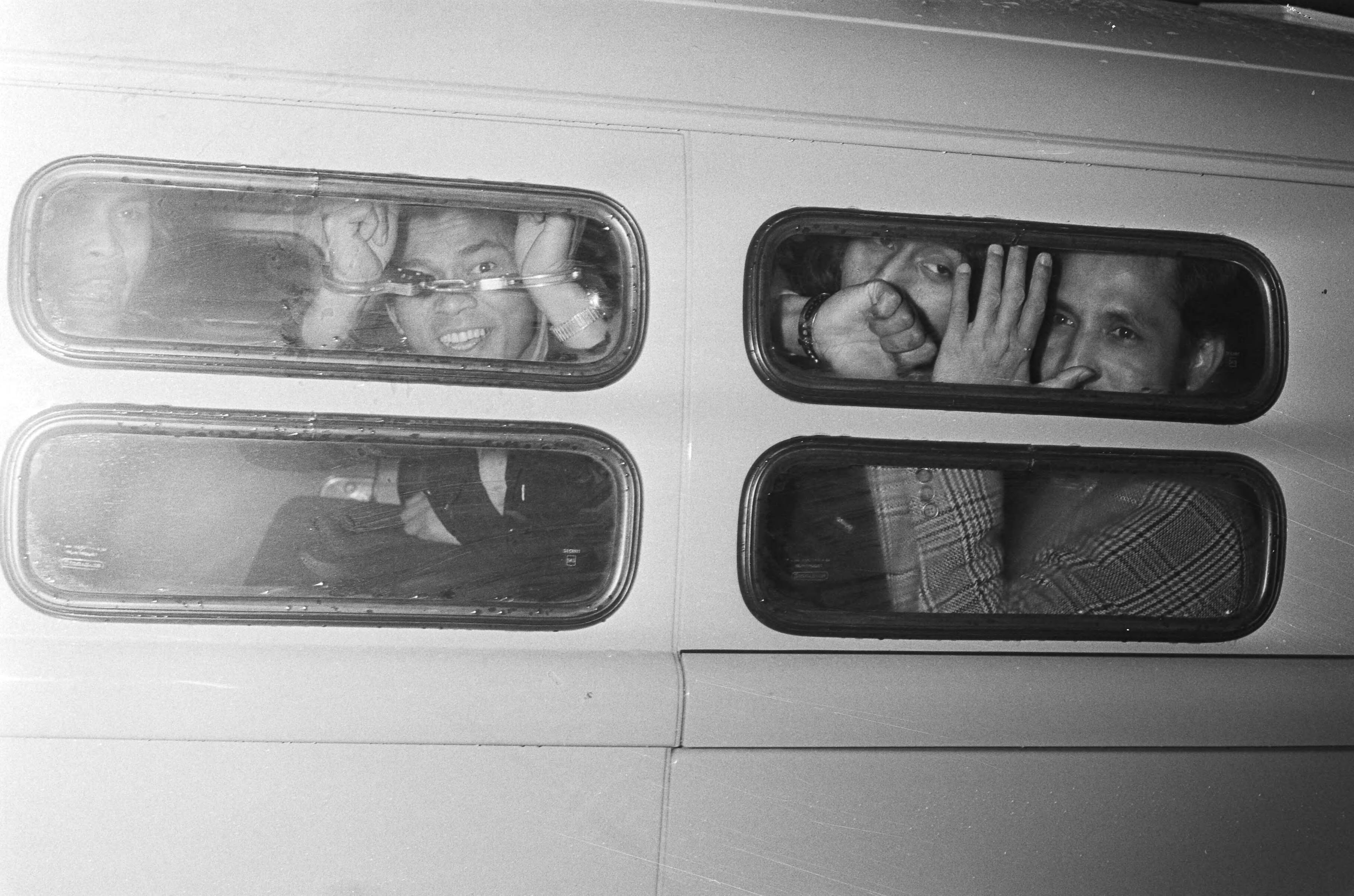 Fotocollectie Anefo — Proces tegen Zuidmolukkers die woning van Indonesische ambassadeur bezet hebben in Den Haag ; Zuidmolukkers laten boeien zien in busje — Foto: Verhoeff, Bert / Anefo. Licentie: Set B: Rechtenvrij / Publiek Domein. Bron: Nationaal Archief. http://hdl.handle.net/10648/abb0b022-d0b4-102d-bcf8-003048976d84