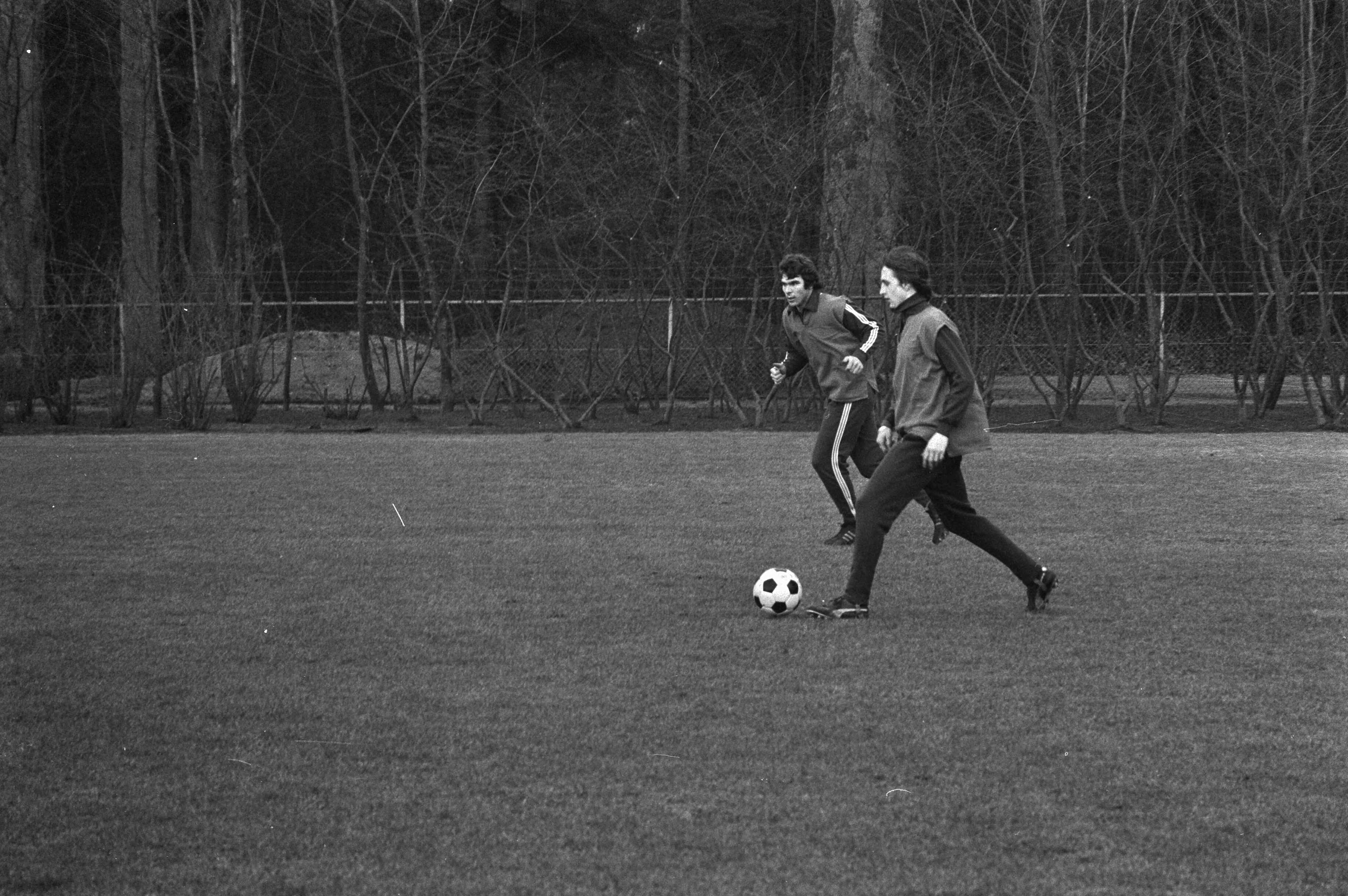 Fotocollectie Anefo — Training Nederlands elftal in Zeist voor vriendschappelijke wedstrijd tegen Griekenland; Van Hanegem (links) en Cruijff tijdens training / — Foto: Mieremet, Rob / Anefo. Licentie: Set B: Rechtenvrij / Publiek Domein. Bron: Nationaal Archief. http://hdl.handle.net/10648/abe0589a-d0b4-102d-bcf8-003048976d84