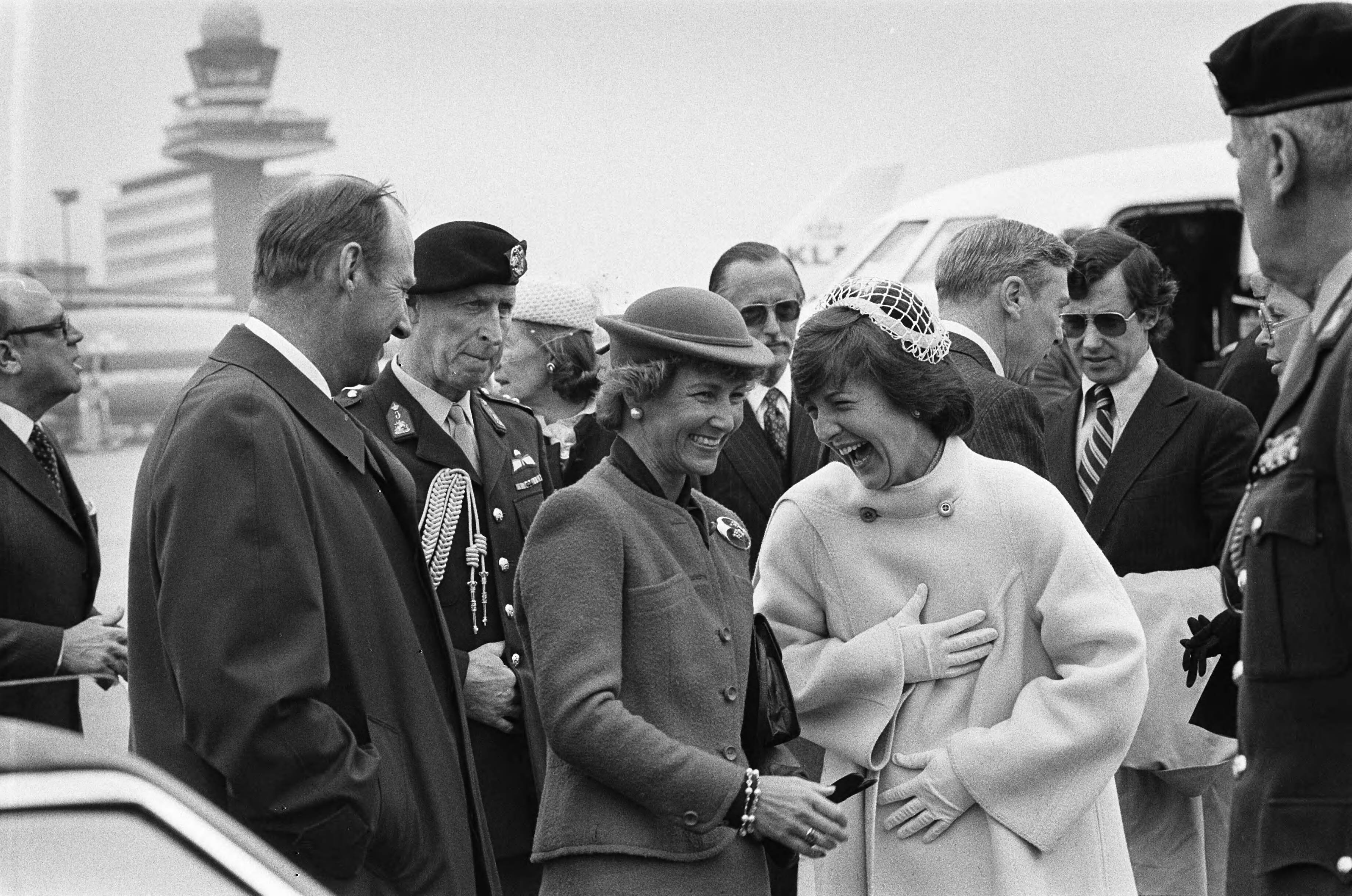 Fotocollectie Anefo — Prinses Margriet haalt prinses Sonja en prins Harald van Noorwegen van Schiphol af i.v.m. de troonswisseling in Nederland; v.l.n.r. prins Harald, prinses Sonja en prinses Margriet — Foto: Suyk, Koen / Anefo. Licentie: Set B: Rechtenvrij / Publiek Domein. Bron: Nationaal Archief. http://hdl.handle.net/10648/acdf2aaa-d0b4-102d-bcf8-003048976d84