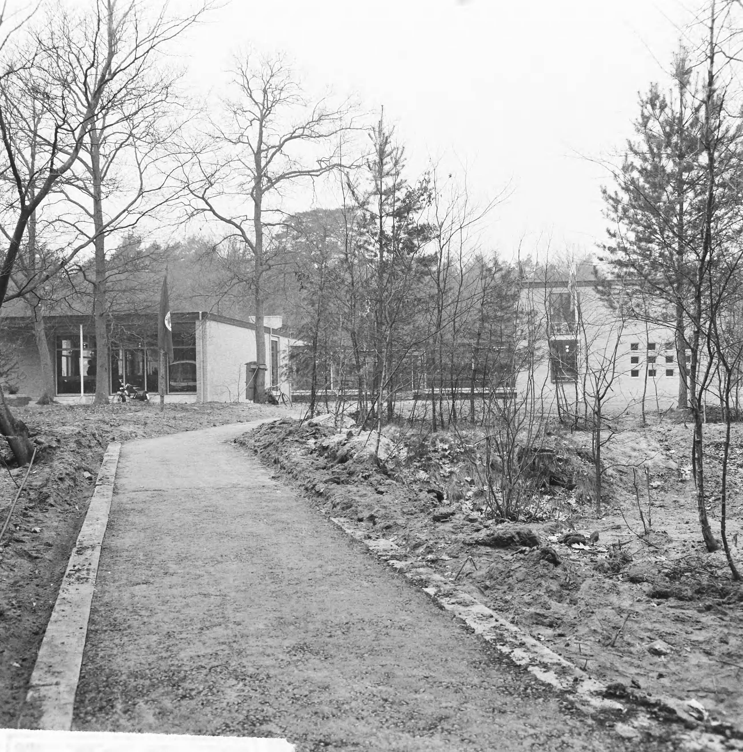 Fotocollectie Anefo — Staatssecretaris van Onderwijs, Kunsten en Wetenschappen dr. L. van de Laar opent het Koos Vorrinkhuis op de Lage Vuursche. Exterieur Vorrinkhuis — Foto: Pot, Harry / Anefo. Licentie: Set B: Rechtenvrij / Publiek Domein. Bron: Nationaal Archief. http://hdl.handle.net/10648/aa5ef238-d0b4-102d-bcf8-003048976d84