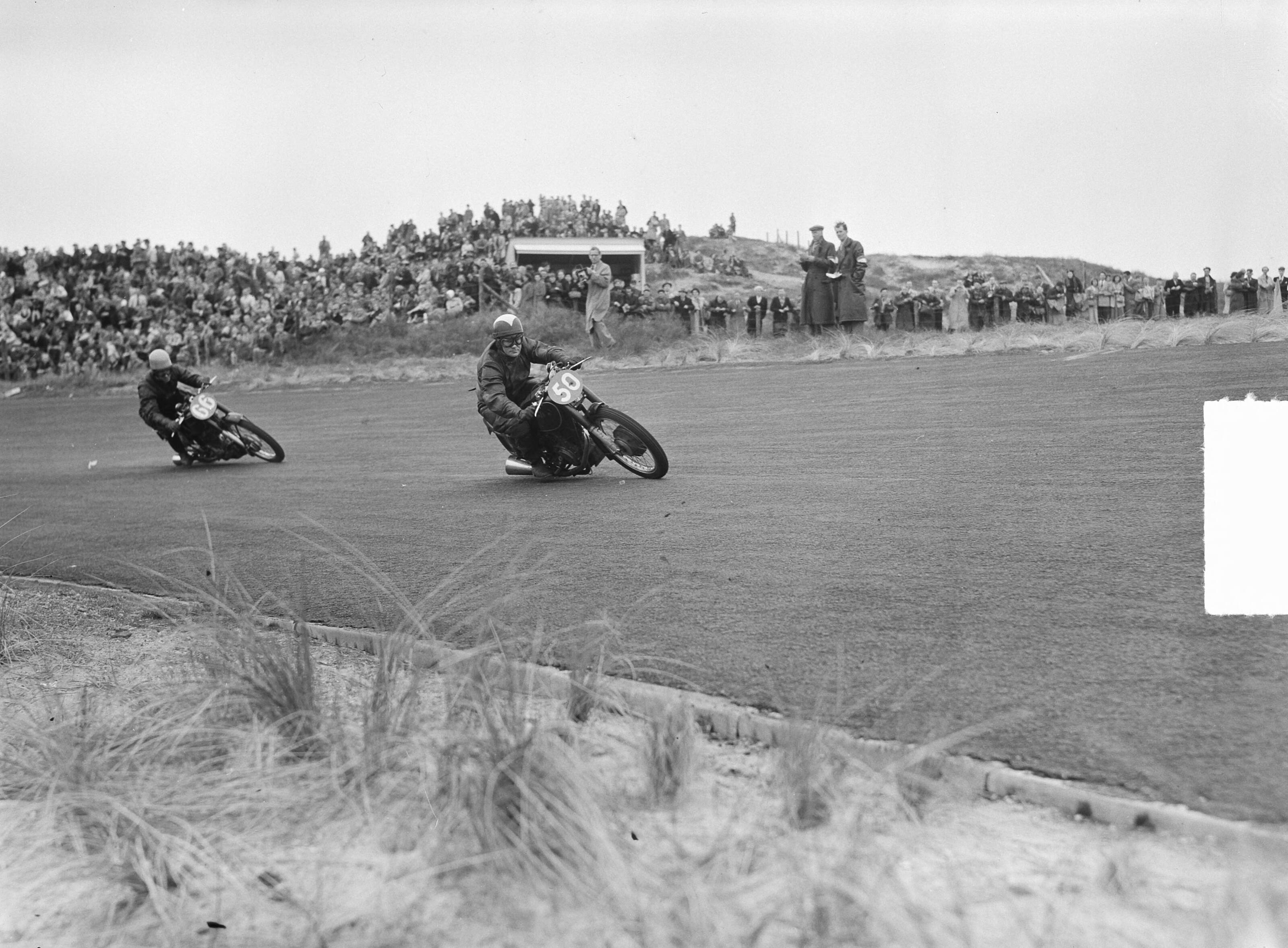 Fotocollectie Anefo — KNMV Races Zandvoort, 350cc Petch en Van Rijswijk — Foto: Nijs, Jac. de / Anefo. Licentie: Set B: Rechtenvrij / Publiek Domein. Bron: Nationaal Archief. http://hdl.handle.net/10648/a8d81476-d0b4-102d-bcf8-003048976d84