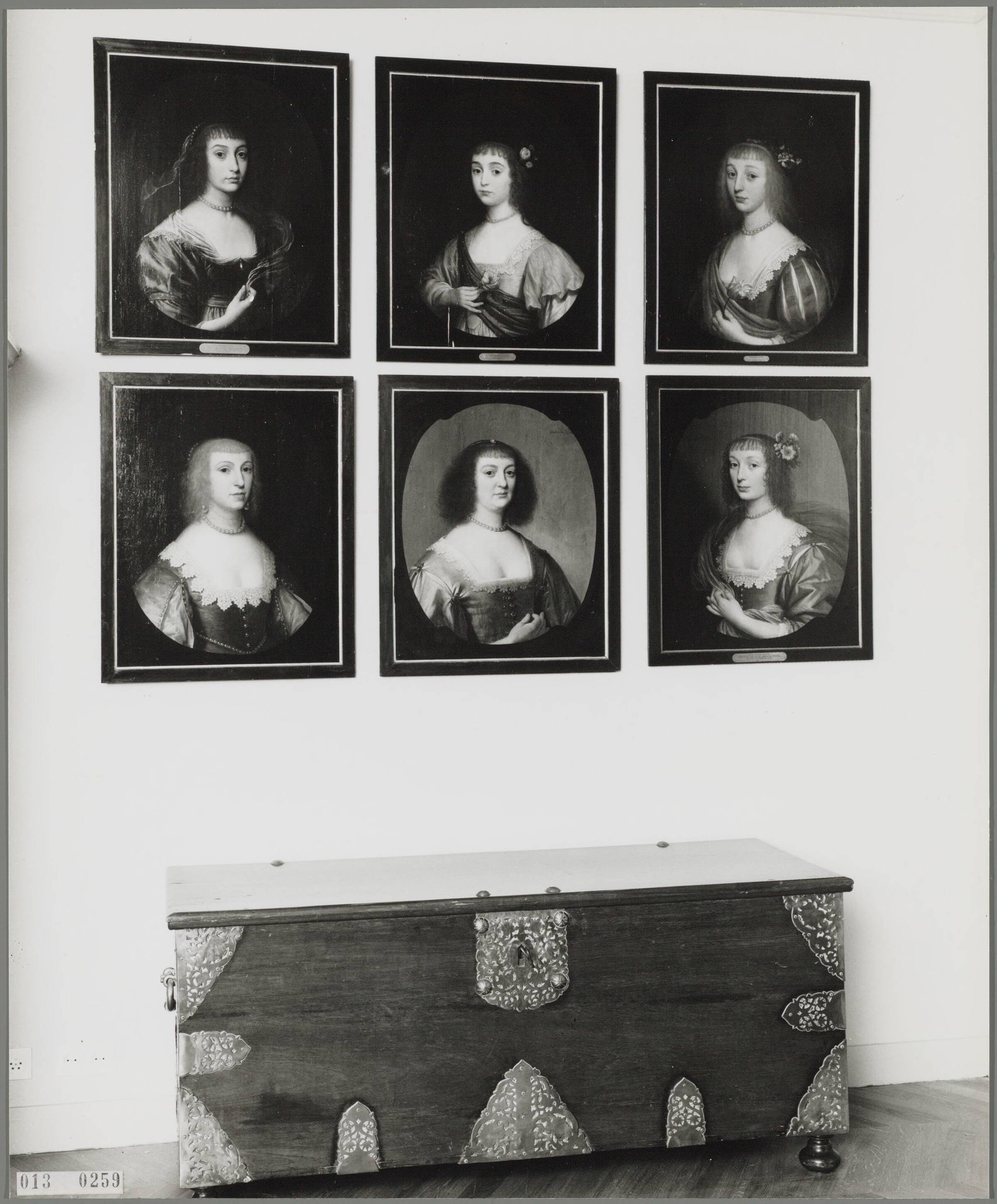 Paleis Huis ten Bosch te Den Haag — Antichambre met portretten en VOC kist aan Haagse kant — Foto: Hofmeester, Bart / RVD. Licentie: Set B: Rechtenvrij / Publiek Domein. Bron: Nationaal Archief. http://hdl.handle.net/10648/afa8827c-d0b4-102d-bcf8-003048976d84