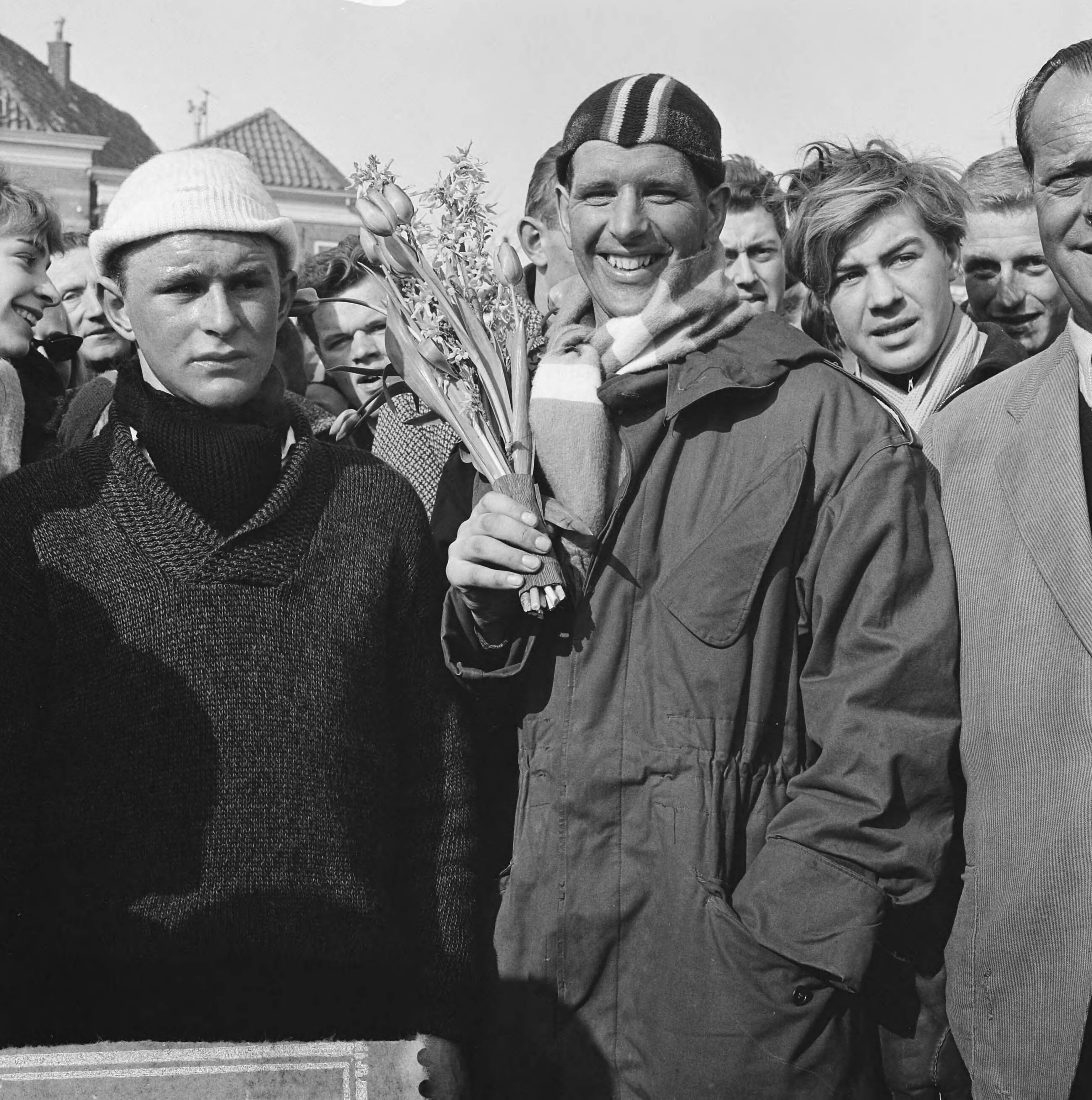 Fotocollectie Anefo — Schaatswedstrijd over het IJselmeer, 170 kilometer . Jan van der Hoorn uit Ter Aar als eerste te Medemblik — Foto: Koch, Eric / Anefo. Licentie: Set B: Rechtenvrij / Publiek Domein. Bron: Nationaal Archief. http://hdl.handle.net/10648/aa2c166a-d0b4-102d-bcf8-003048976d84