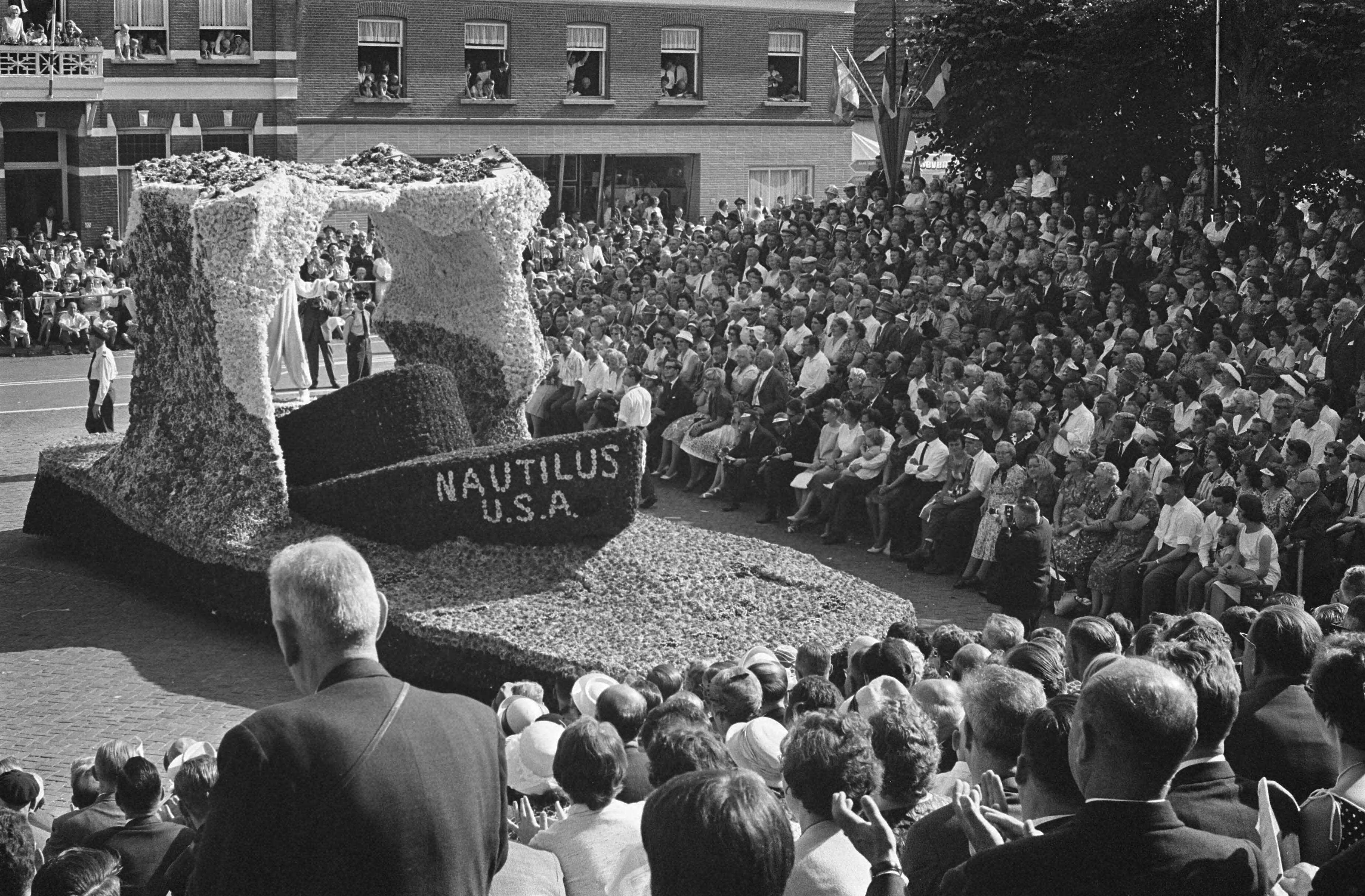 Fotocollectie Anefo — Bloemencorso te Zundert, praalwagen die Nautilus uitbeeld — Foto: Gelderen, Hugo van / Anefo. Licentie: Set B: Rechtenvrij / Publiek Domein. Bron: Nationaal Archief. http://hdl.handle.net/10648/aa15bcda-d0b4-102d-bcf8-003048976d84