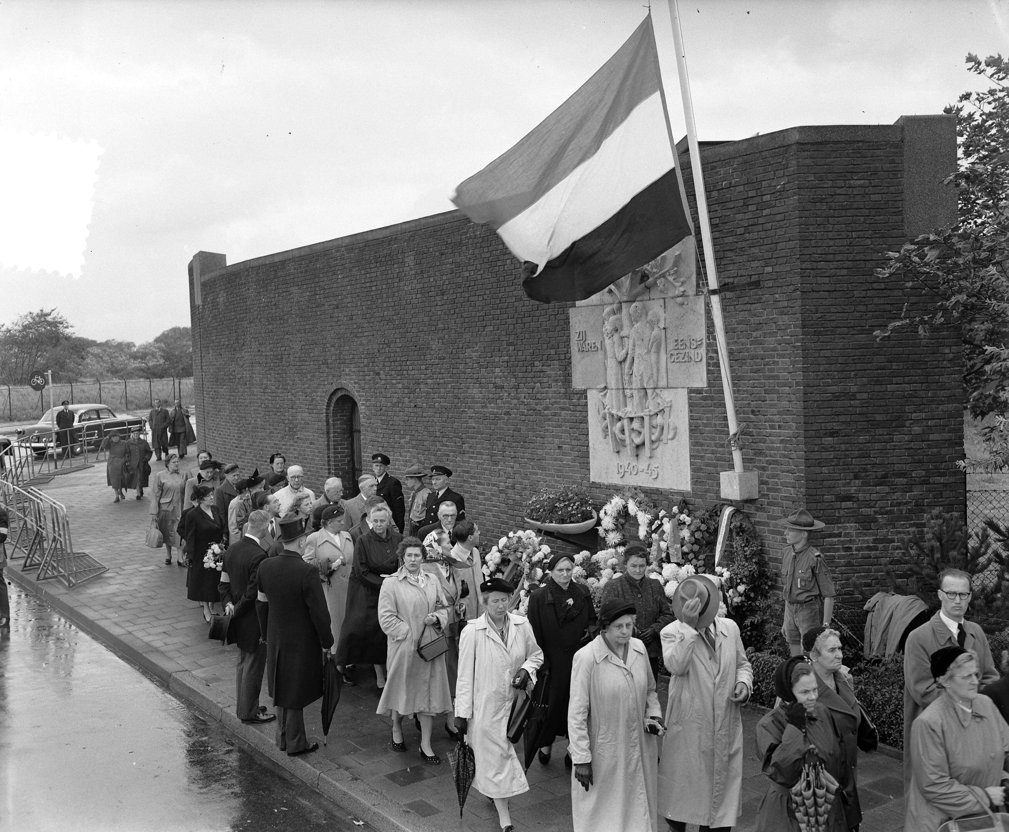 Fotocollectie Anefo — Jaarlijkse herdenking bij de voormalige dodencel in de gevangenis van Scheveningen — Foto: Rossem, Wim van / Anefo. Licentie: Set B: Rechtenvrij / Publiek Domein. Bron: Nationaal Archief. http://hdl.handle.net/10648/a92a1c4e-d0b4-102d-bcf8-003048976d84