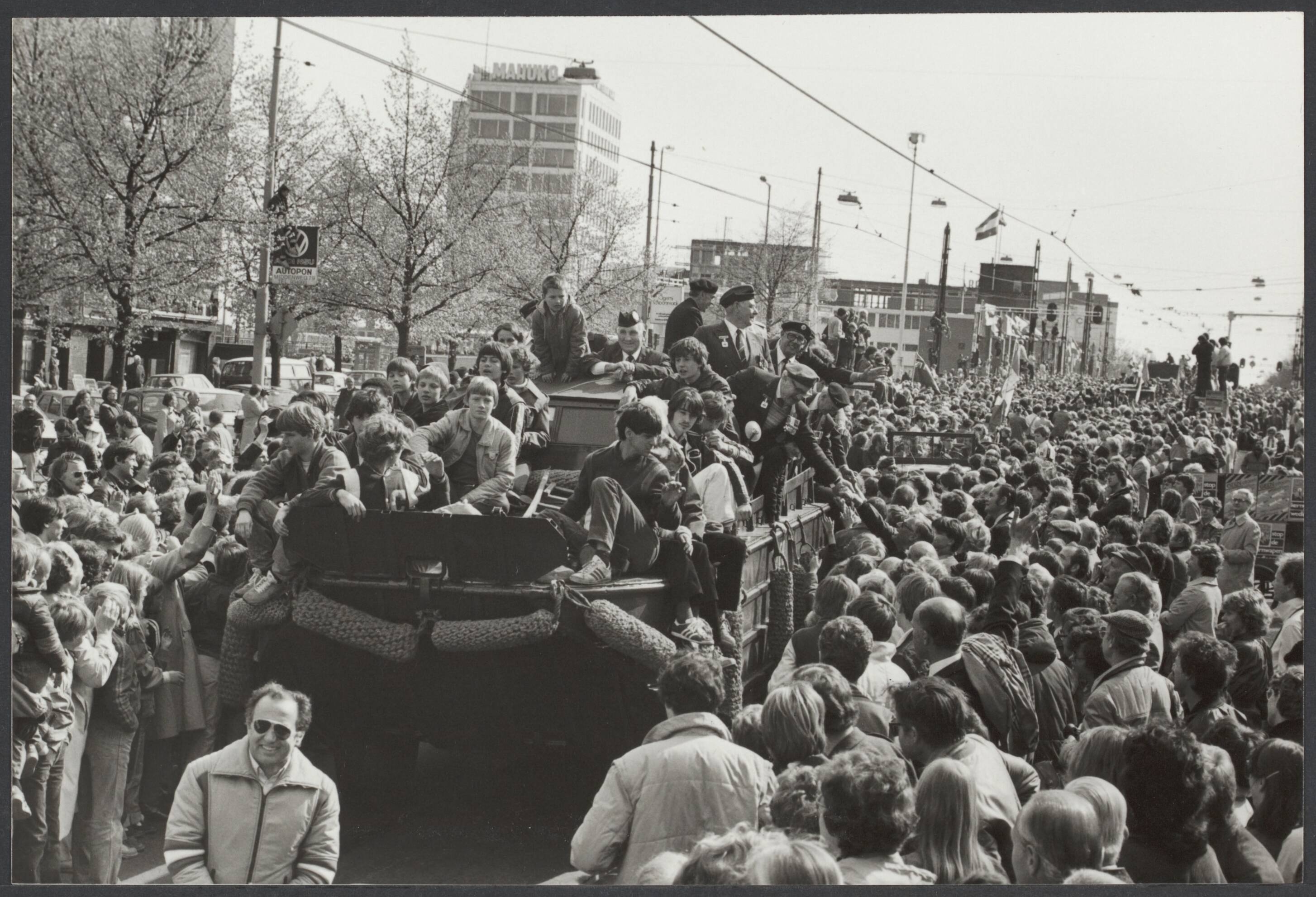 Bevrijding Amsterdam III - Herdenkingen -> na '45 — Bevrijdingsdag 1980. Bevrijdingsfeest Amsterdam. Nabootsing intocht Canadezen 8 mei 1945. "Amsterdam dankt zijn Canadezen". Intocht van de Canadezen op de Vrijheidslaan (voormalige Amstellaan/Stalinlaan) vanaf de Berlagebrug — Foto: Bogaerts, Rob / Anefo. Licentie: Set B: Rechtenvrij / Publiek Domein. Bron: Nationaal Archief. http://hdl.handle.net/10648/44014898-2be4-8b06-f1e1-19c75d86bbb9
