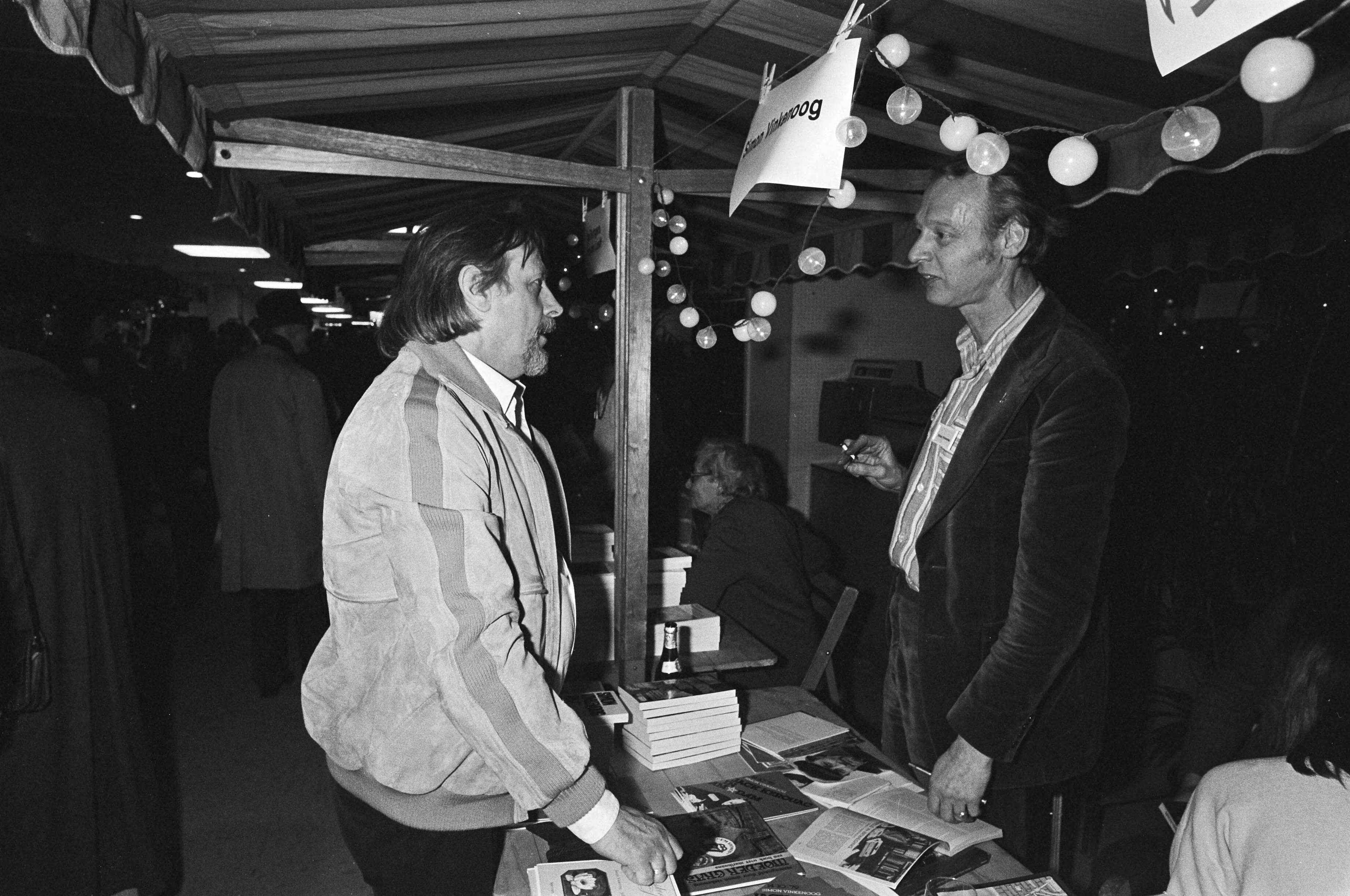 Fotocollectie Anefo — Boekenmarkt in de Bijenkorft in Den Haag ; Herman Pieter de Boer in gesprek met lezeres — Foto: Dijk, Hans van / Anefo. Licentie: Set B: Rechtenvrij / Publiek Domein. Bron: Nationaal Archief. http://hdl.handle.net/10648/acdbbe4c-d0b4-102d-bcf8-003048976d84