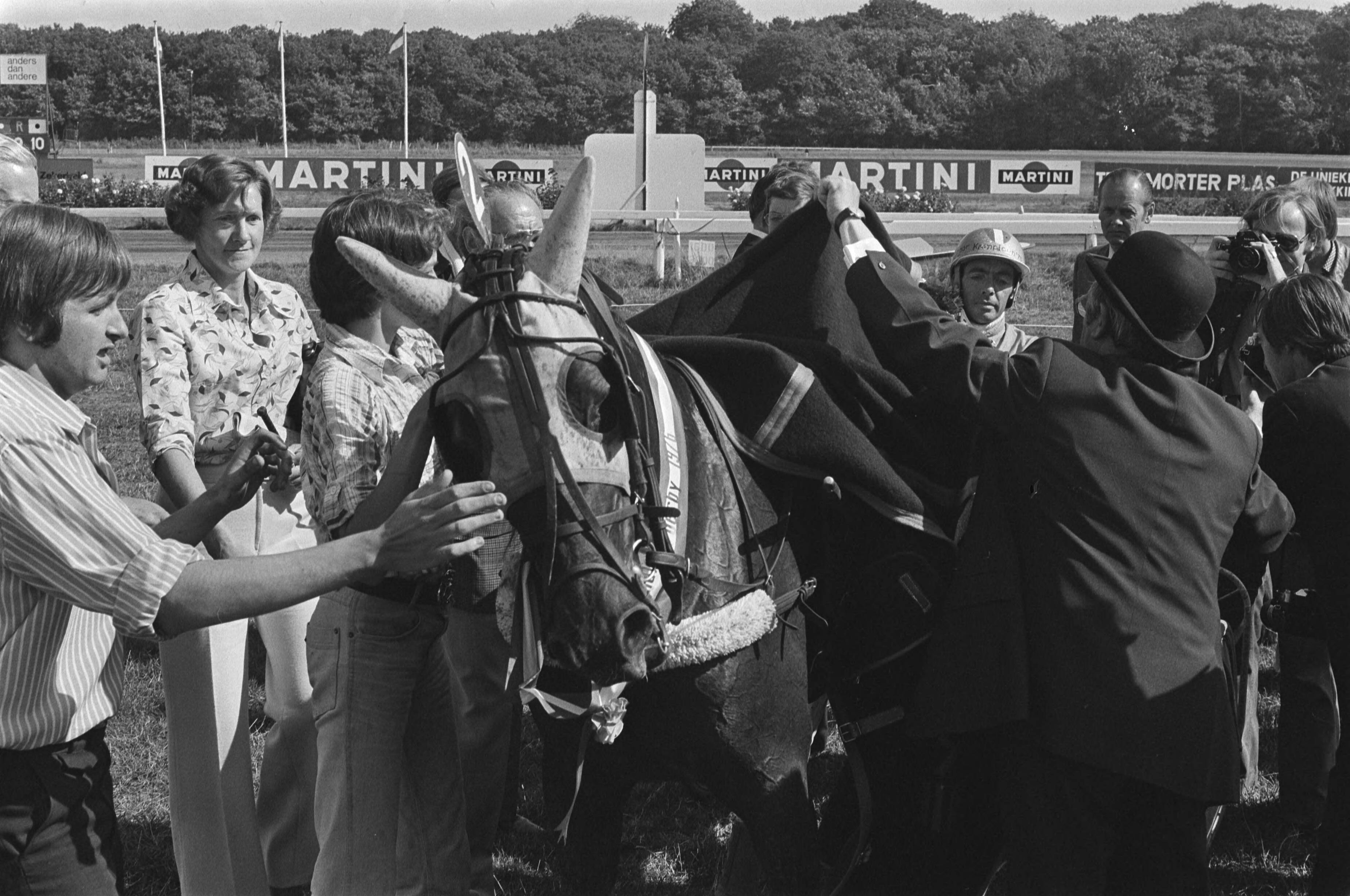 Fotocollectie Anefo — Derby voor driejarigen op Duindigt, Jan Wagenaar in de bloemen en Omsa Pride — Foto: Verhoeff, Bert / Anefo. Licentie: Set B: Rechtenvrij / Publiek Domein. Bron: Nationaal Archief. http://hdl.handle.net/10648/ac890bac-d0b4-102d-bcf8-003048976d84