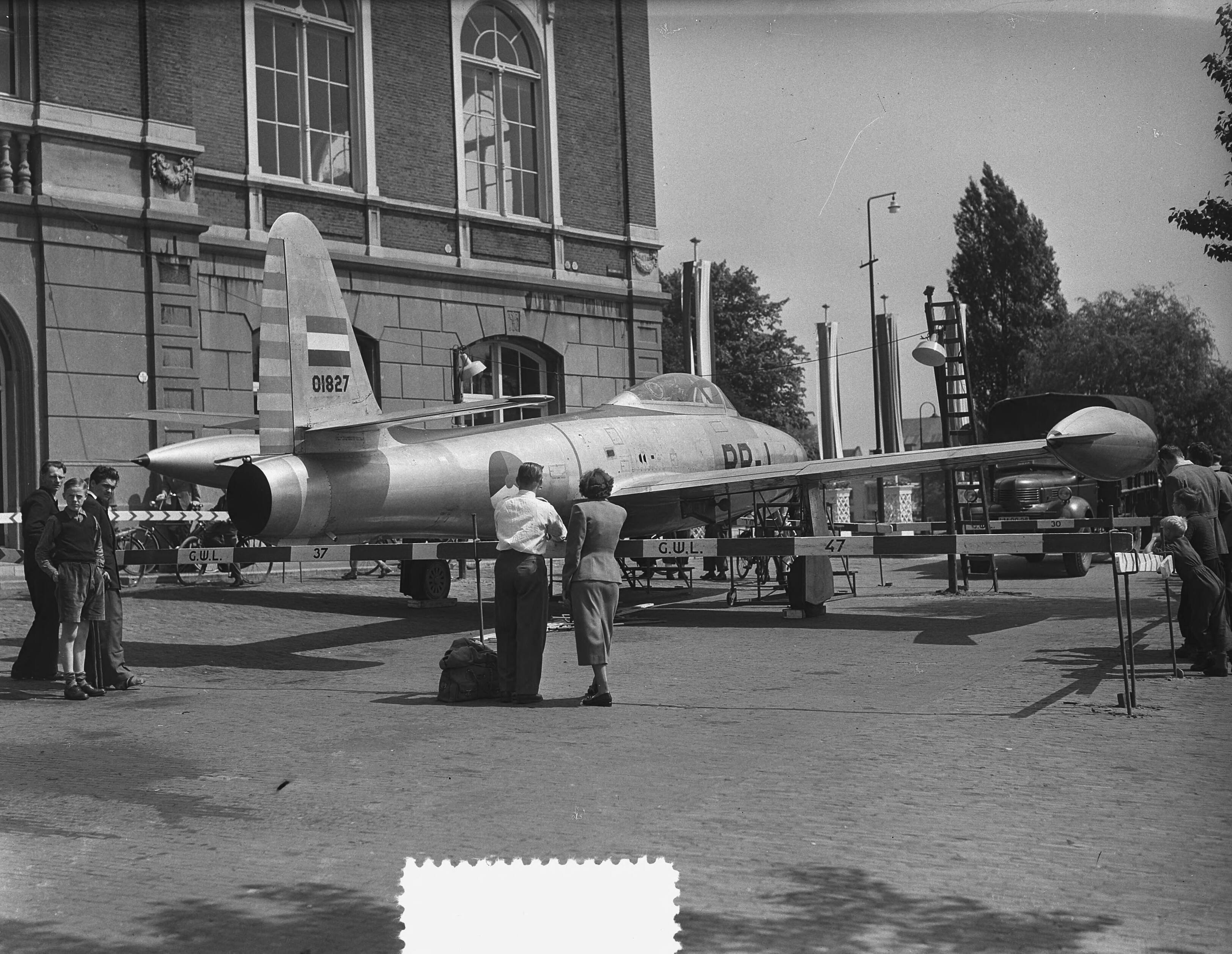 Fotocollectie Anefo — Leeuwarden vliegfeest, Een Thunderjet straaljager van de Koninklijke Luchtmacht op het plein voor de Beursplein te Leeuwarden — Foto: Bilsen, Joop van / Anefo. Licentie: Set B: Rechtenvrij / Publiek Domein. Bron: Nationaal Archief. http://hdl.handle.net/10648/a922f96e-d0b4-102d-bcf8-003048976d84