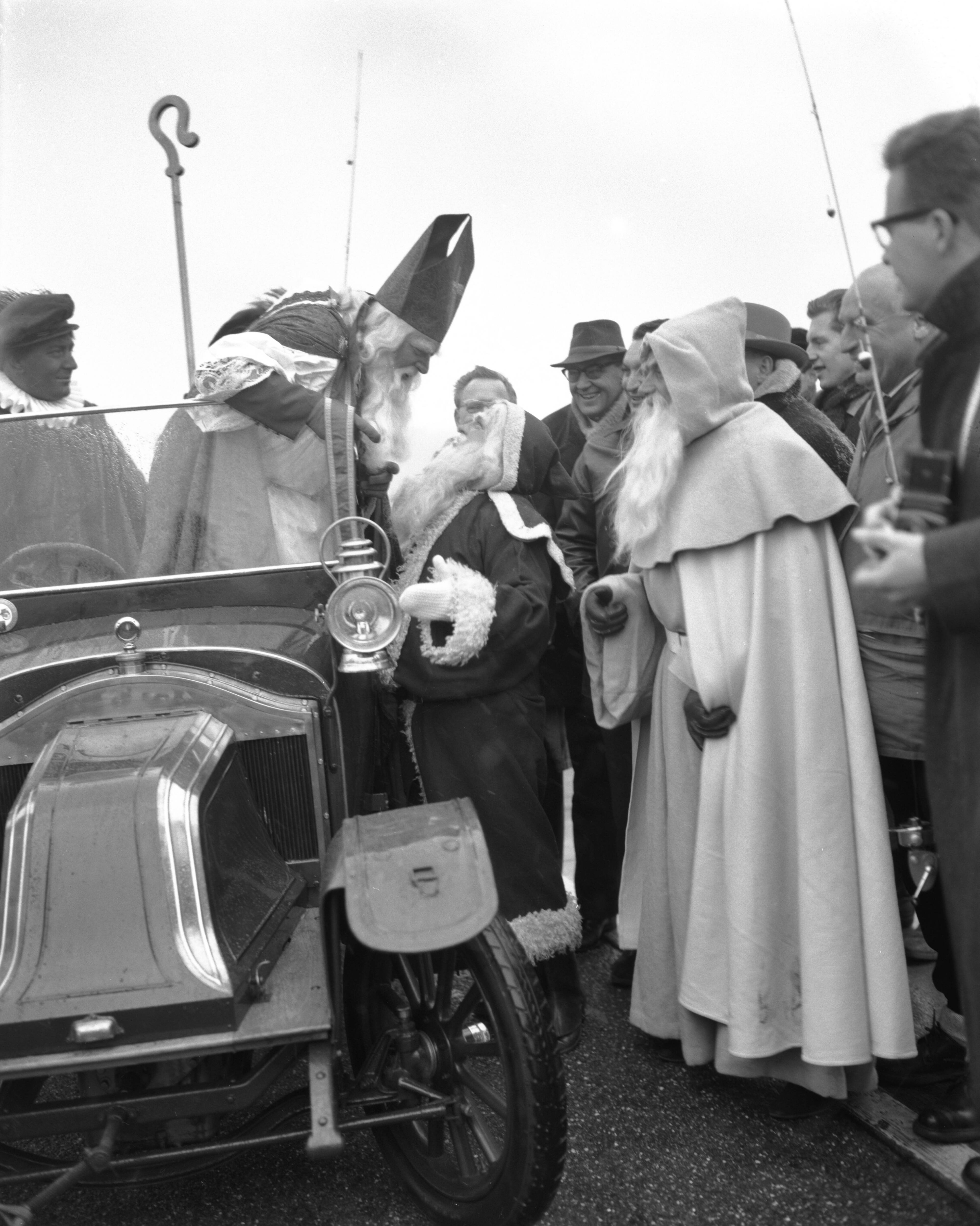 Fotocollectie Anefo — Club van Honderd in aanwezigheid van St. Nicolaas en Kerstman aan het vissen in Kortenhoef — Foto: Bilsen, Joop van / Anefo. Licentie: Set B: Rechtenvrij / Publiek Domein. Bron: Nationaal Archief. http://hdl.handle.net/10648/a9c2857e-d0b4-102d-bcf8-003048976d84