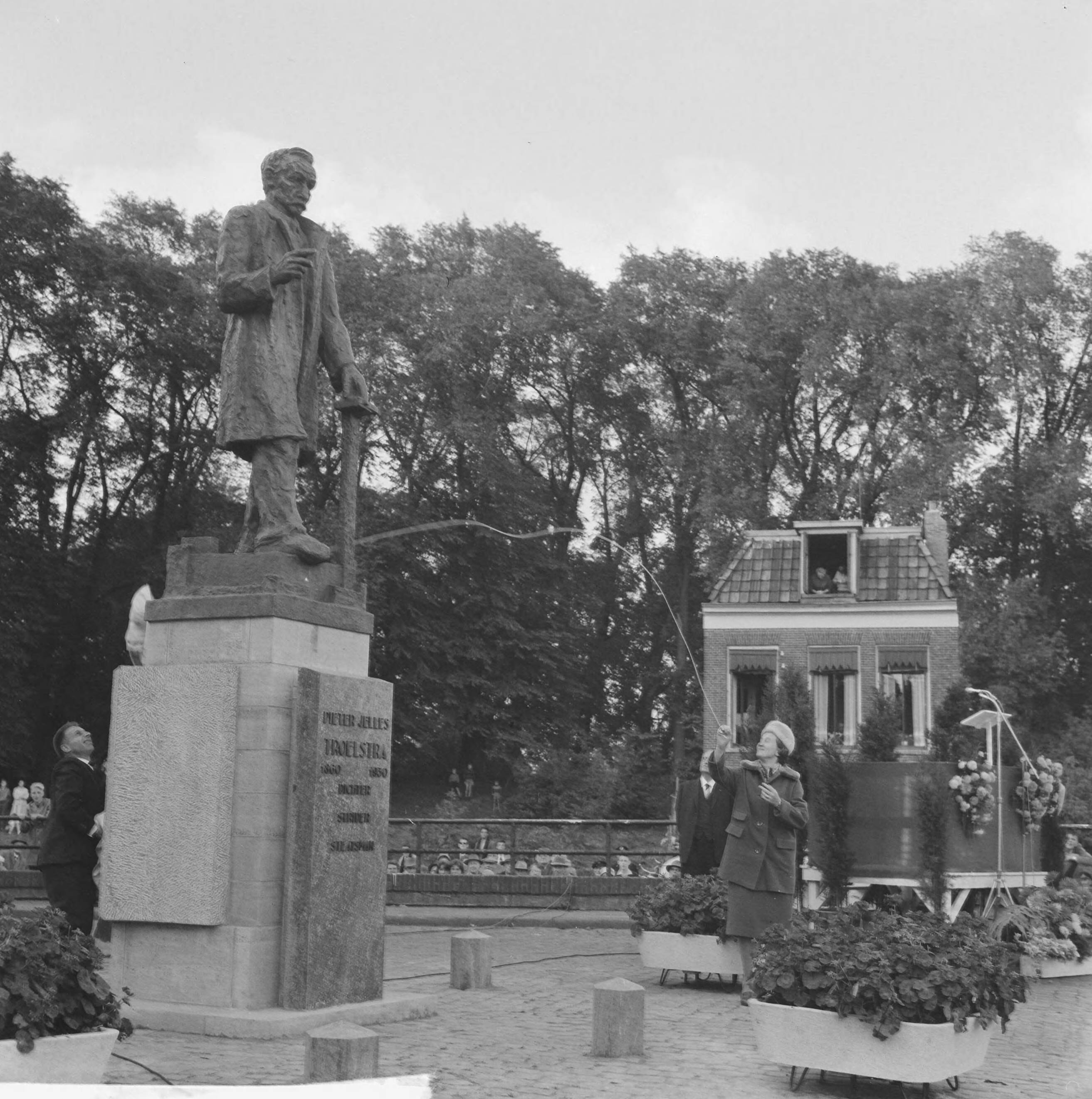 Fotocollectie Anefo — Onthulling monument P.J. Troelstra door kleindochter mevrouw Veronica Baay te Leeuwarden — Foto: Koch, Eric / Anefo. Licentie: Set B: Rechtenvrij / Publiek Domein. Bron: Nationaal Archief. http://hdl.handle.net/10648/aa1a4886-d0b4-102d-bcf8-003048976d84