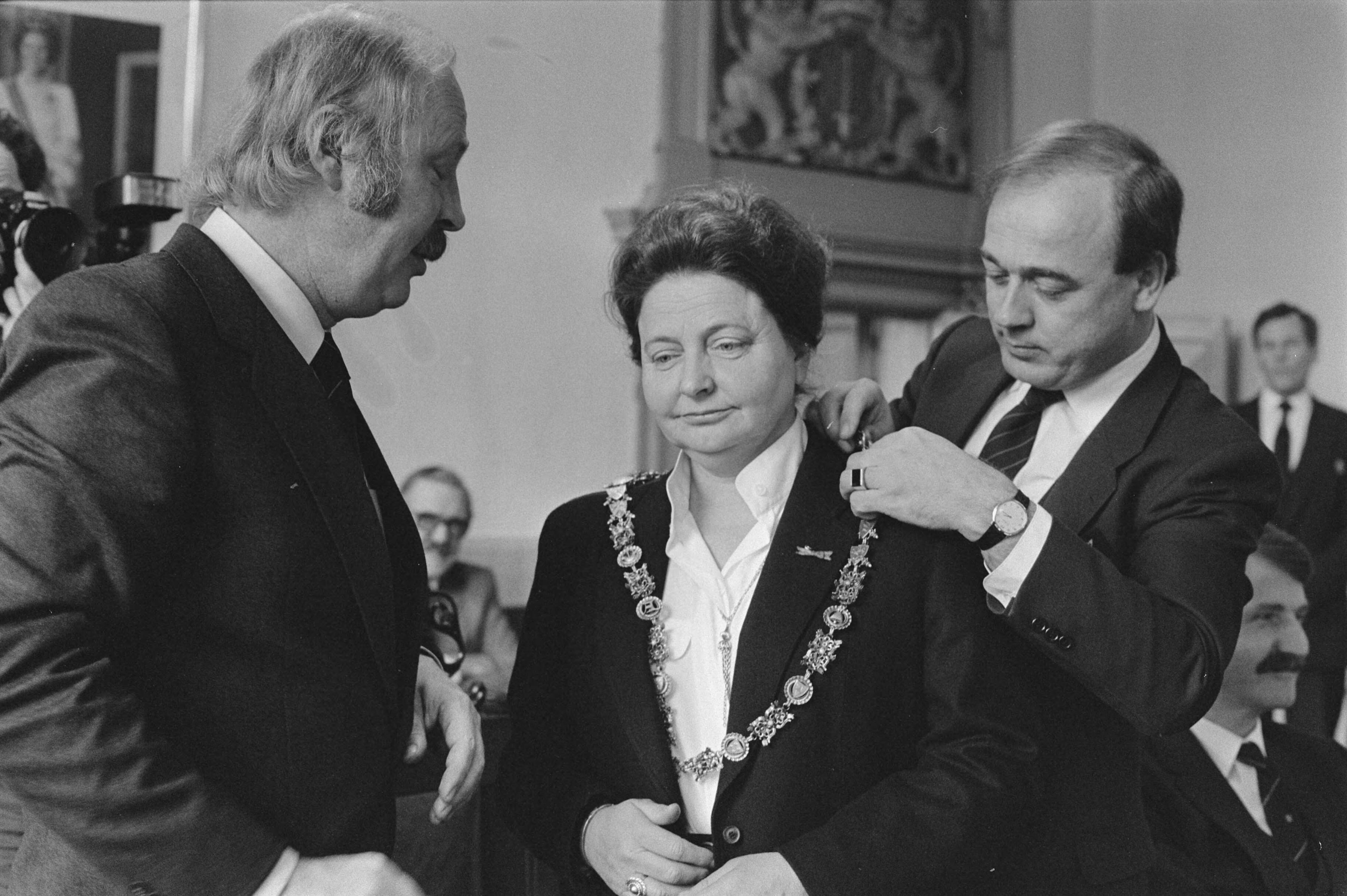 Fotocollectie Anefo — Nieuwe burgemeester van Haarlem; nieuwe burgemeester van Haarlem mevr. mr. E. M. A. Schmitz na haar installatie — Foto: Bogaerts, Rob / Anefo. Licentie: Set B: Rechtenvrij / Publiek Domein. Bron: Nationaal Archief. http://hdl.handle.net/10648/ad433b76-d0b4-102d-bcf8-003048976d84
