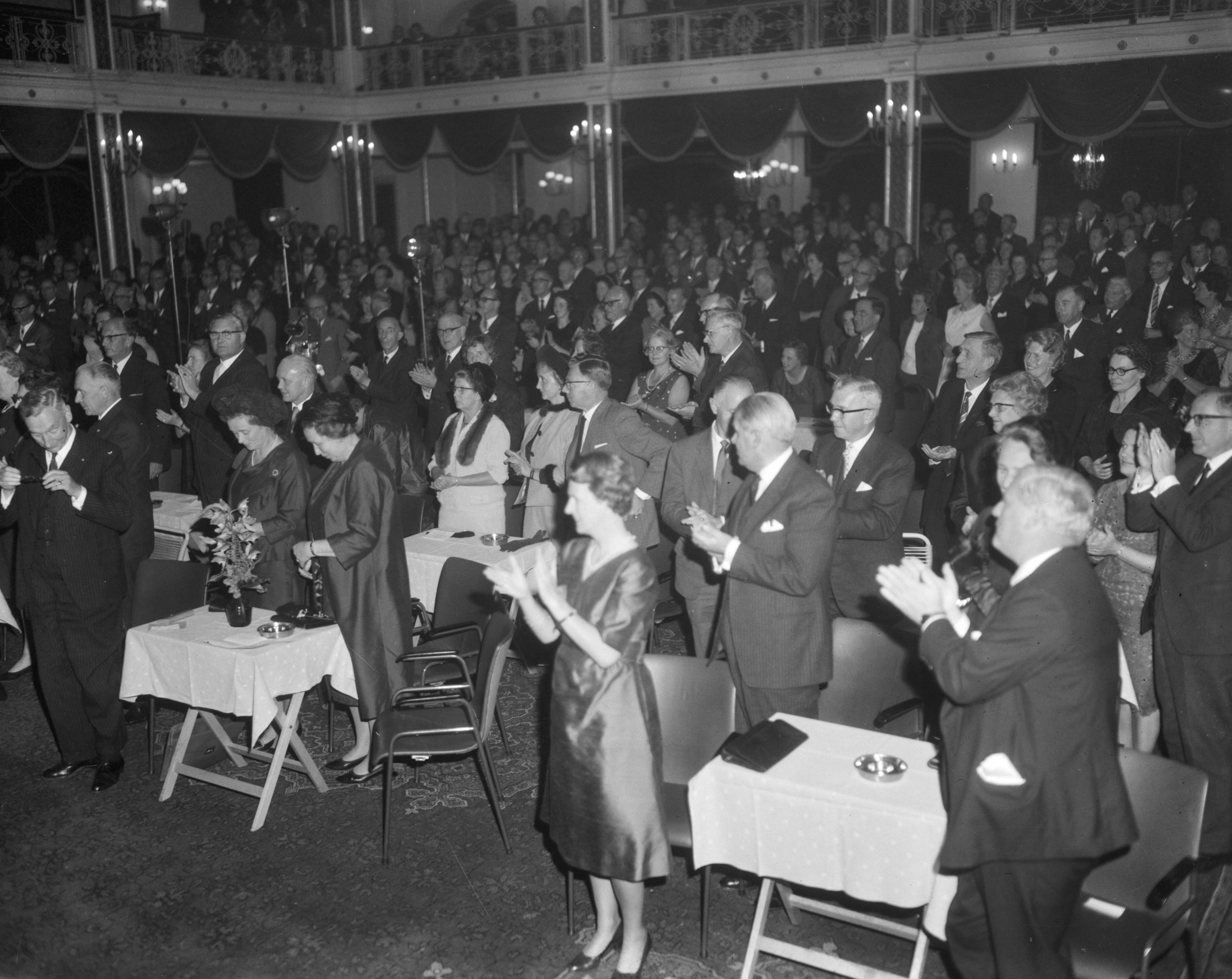 Viering van het tienjarig jubileum van het Nederlands Genootschap van Burgemeesters in het Kurhaus te Scheveningen — Applaudiserend gezelschap — Foto: Bilsen, Joop van / Anefo. Licentie: Set B: Rechtenvrij / Publiek Domein. Bron: Nationaal Archief. http://hdl.handle.net/10648/aac66efe-d0b4-102d-bcf8-003048976d84