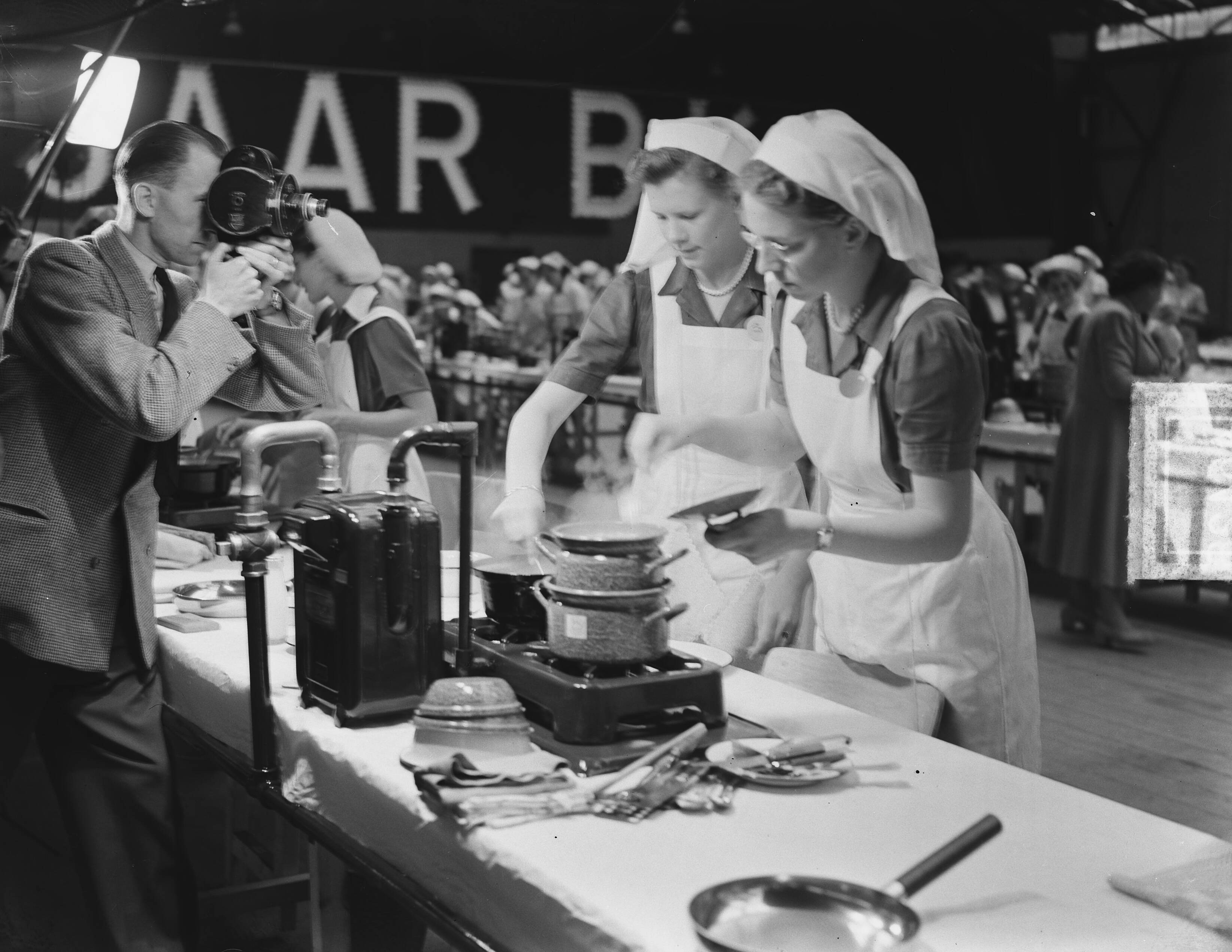 Nationale kookwedstrijd in Den Haag t.g.v. 100 jaar BK Kampen — Foto: Bilsen, Joop van / Anefo. — Licentie: Set B: Rechtenvrij / Publiek Domein. Bron: Nationaal Archief. http://hdl.handle.net/10648/a8ec448c-d0b4-102d-bcf8-003048976d84