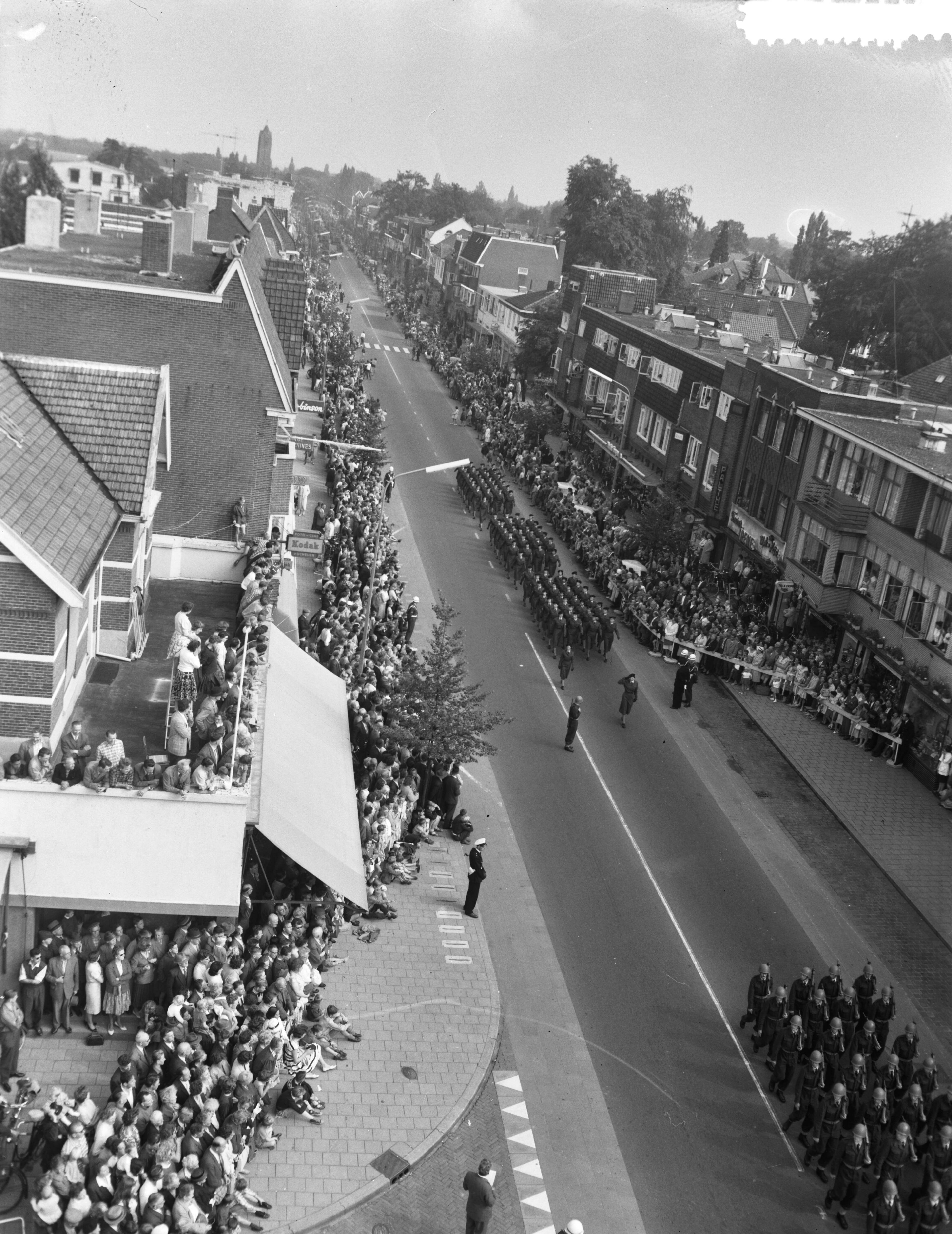 Fotocollectie Anefo — Parade t.g.v. 10-jarig bestaan van het Commando Luchtverdediging te Zeist, afdeling van de Luva passeert — Foto: Lindeboom, Henk / Anefo. Licentie: Set B: Rechtenvrij / Publiek Domein. Bron: Nationaal Archief. http://hdl.handle.net/10648/a9b8ee10-d0b4-102d-bcf8-003048976d84