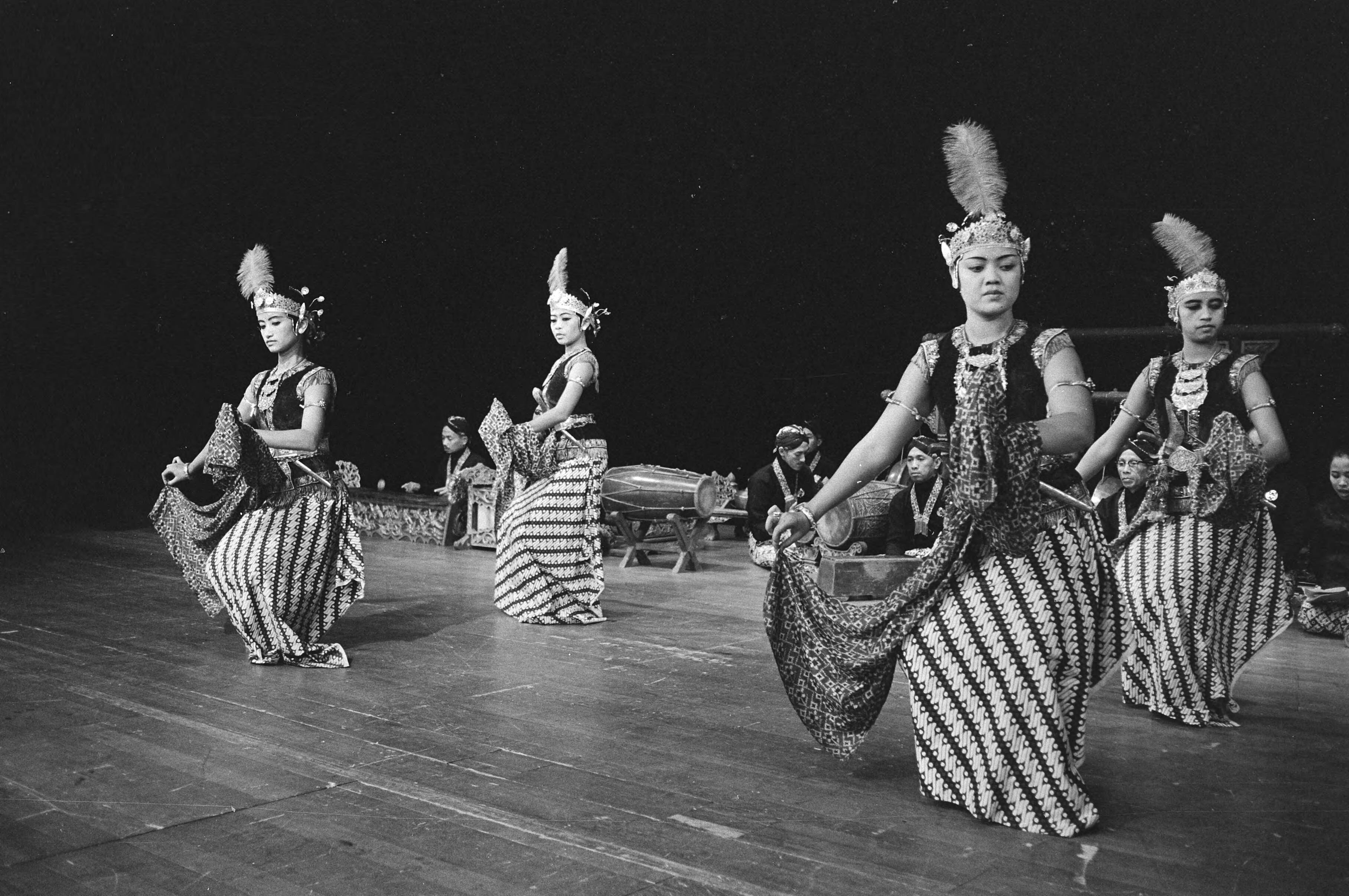 Repetitie voor een optreden in Den Haag van de Koninklijke Javaanse — Drie danseressen van de groep — Foto: Fotograaf Onbekend / Anefo. Licentie: Set B: Rechtenvrij / Publiek Domein. Bron: Nationaal Archief. http://hdl.handle.net/10648/abb991b0-d0b4-102d-bcf8-003048976d84