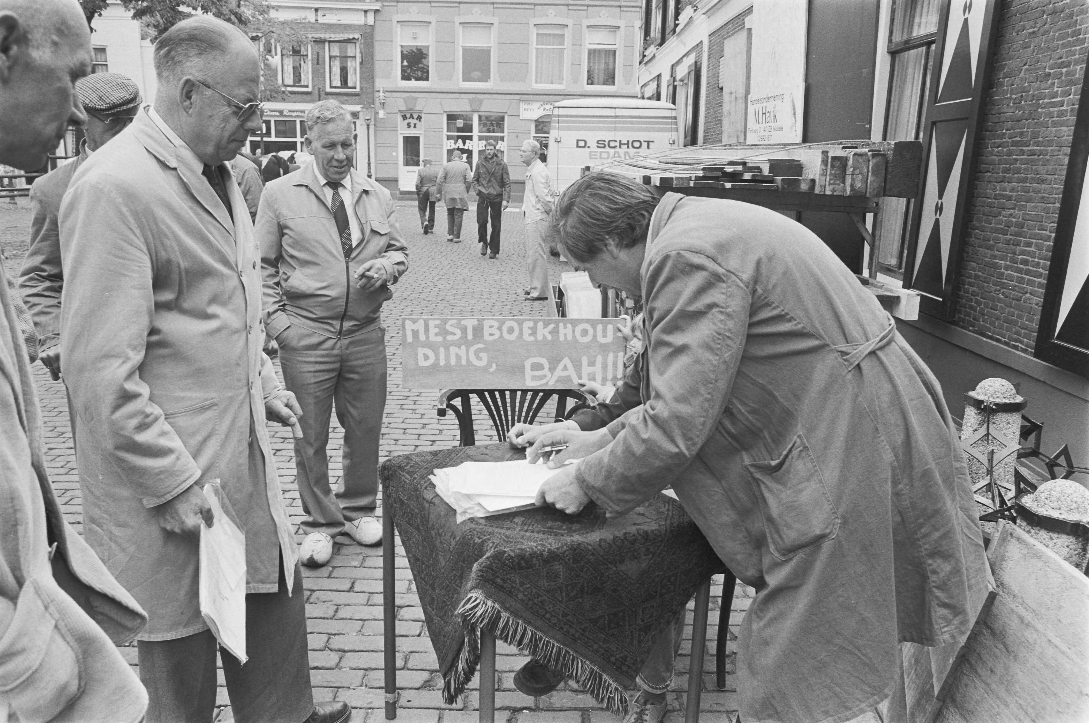 Fotocollectie Anefo — Boeren leveren uit protest mestboekhouding blanco in op Koemarkt in Purmerend — Foto: Gerrits, Roland / Anefo. Licentie: Set B: Rechtenvrij / Publiek Domein. Bron: Nationaal Archief. http://hdl.handle.net/10648/ad60fc56-d0b4-102d-bcf8-003048976d84