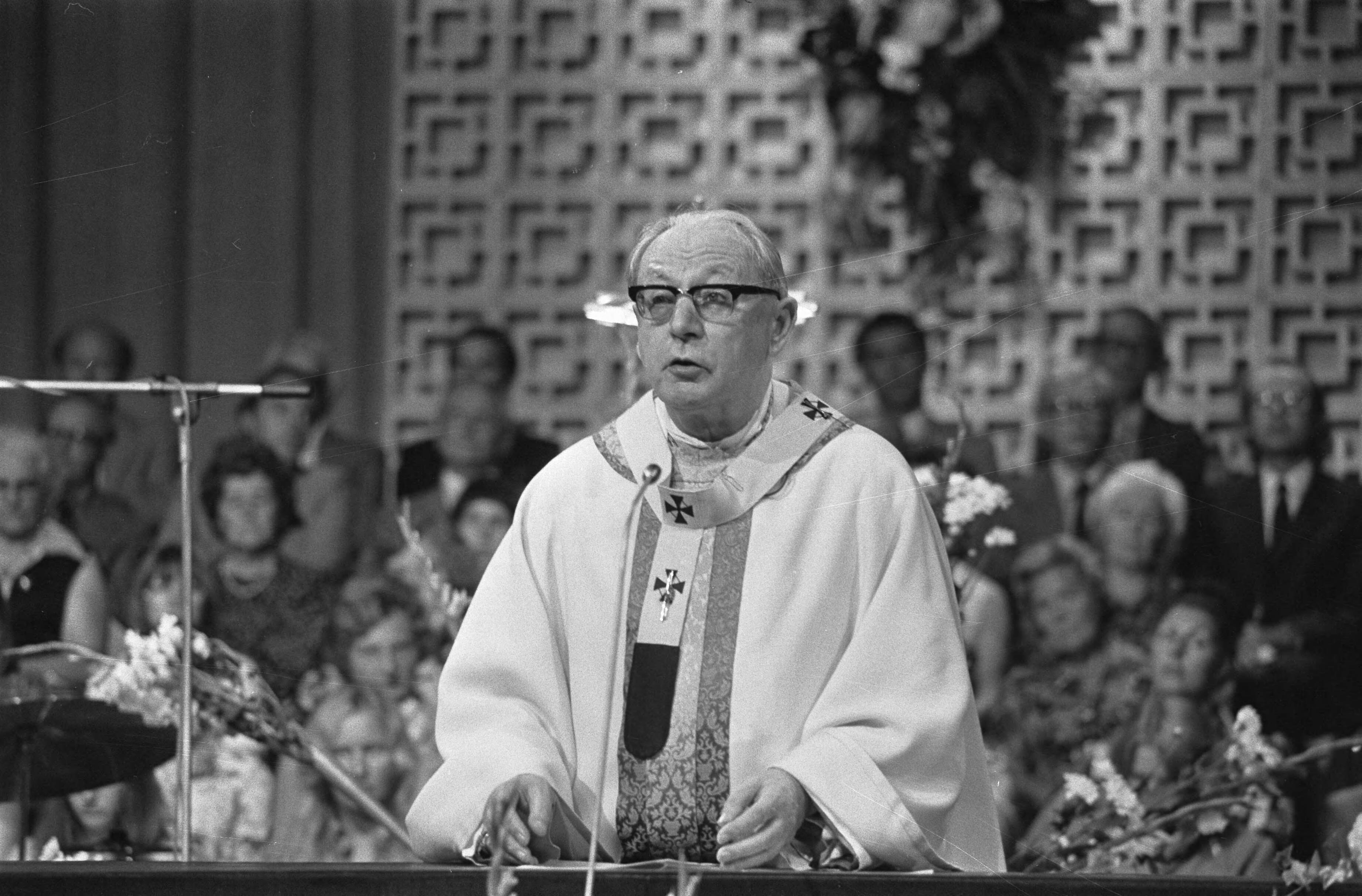 Fotocollectie Anefo — 50-jarig priesterjubileum kardinaal Alfrink gevierd met eucharistieviering in Congresgebouw Utrecht — Foto: Verhoeff, Bert / Anefo. Licentie: Set B: Rechtenvrij / Publiek Domein. Bron: Nationaal Archief. http://hdl.handle.net/10648/ac53870c-d0b4-102d-bcf8-003048976d84