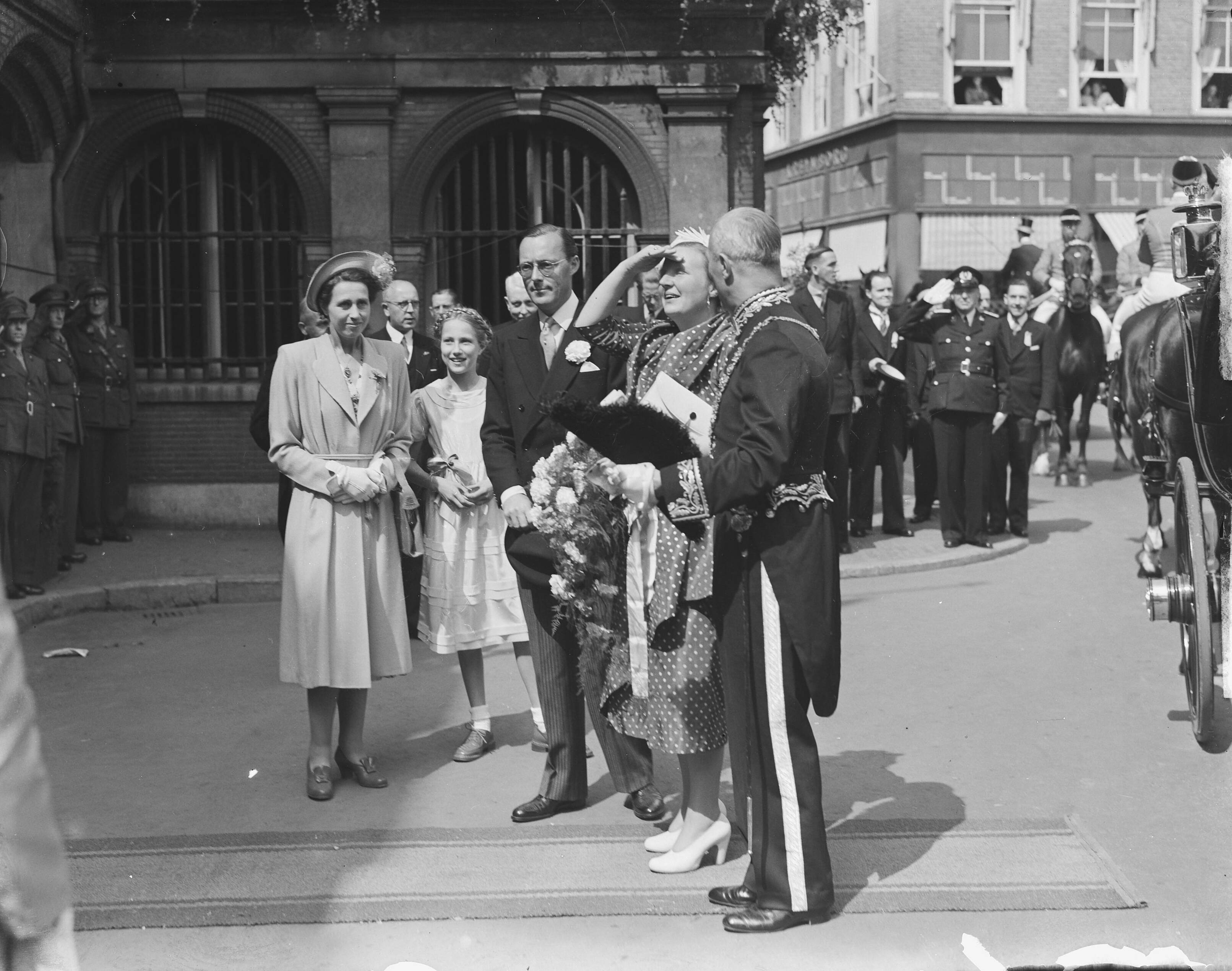 Koningin Juliana en prins Bernhard in Haarlem — Het koninklijk paar — Foto: Bilsen, Joop van / Anefo. Licentie: Set B: Rechtenvrij / Publiek Domein. Bron: Nationaal Archief. http://hdl.handle.net/10648/a8cb2ac2-d0b4-102d-bcf8-003048976d84