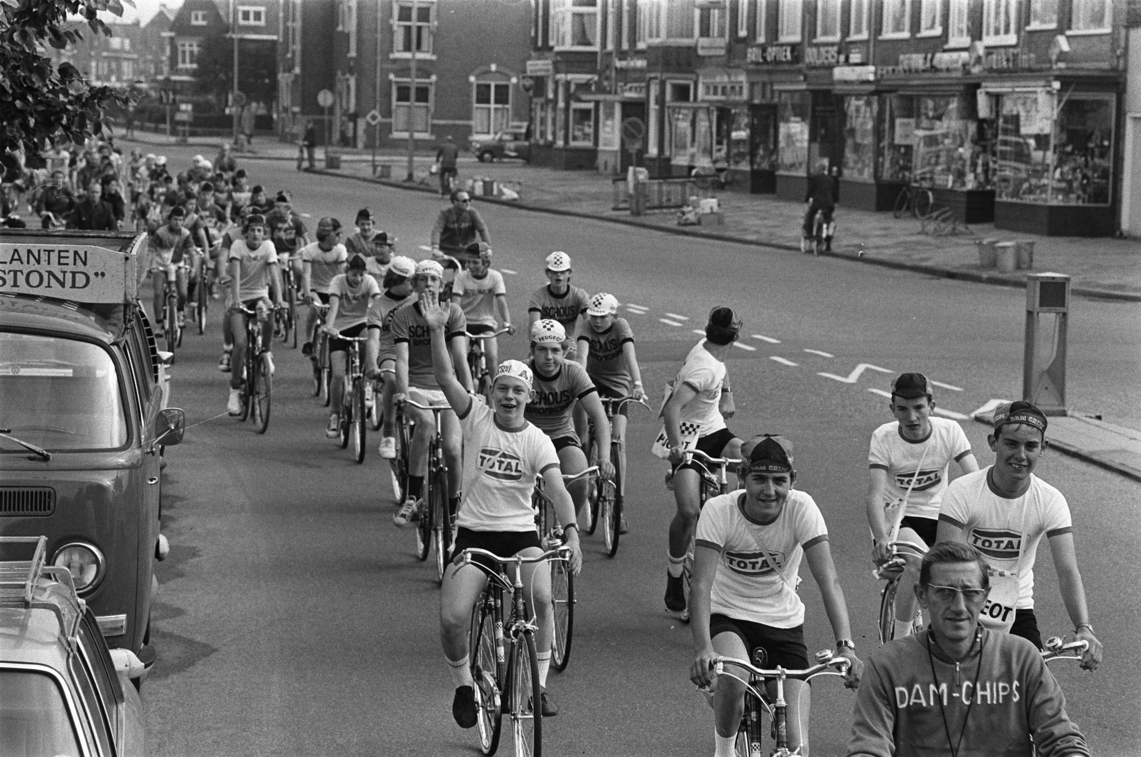 Fotocollectie Anefo — Wielerronde voor jongens van 13 t/m 15 jaar , "Muggenronde", gestart in Haarlem — Foto: Evers, Joost / Anefo. Licentie: Set B: Rechtenvrij / Publiek Domein. Bron: Nationaal Archief. http://hdl.handle.net/10648/ab9dbb66-d0b4-102d-bcf8-003048976d84