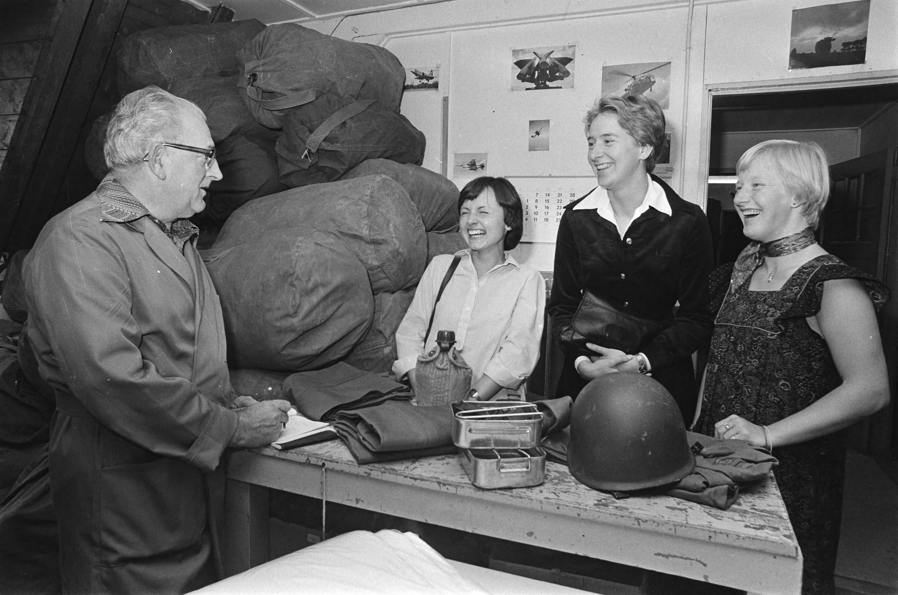 Fotocollectie Anefo — Vrouwelijke kadetten op Koninklijke Militaire Academy in Breda — Foto: Suyk, Koen / Anefo. Licentie: Set B: Rechtenvrij / Publiek Domein. Bron: Nationaal Archief. http://hdl.handle.net/10648/acba73fe-d0b4-102d-bcf8-003048976d84