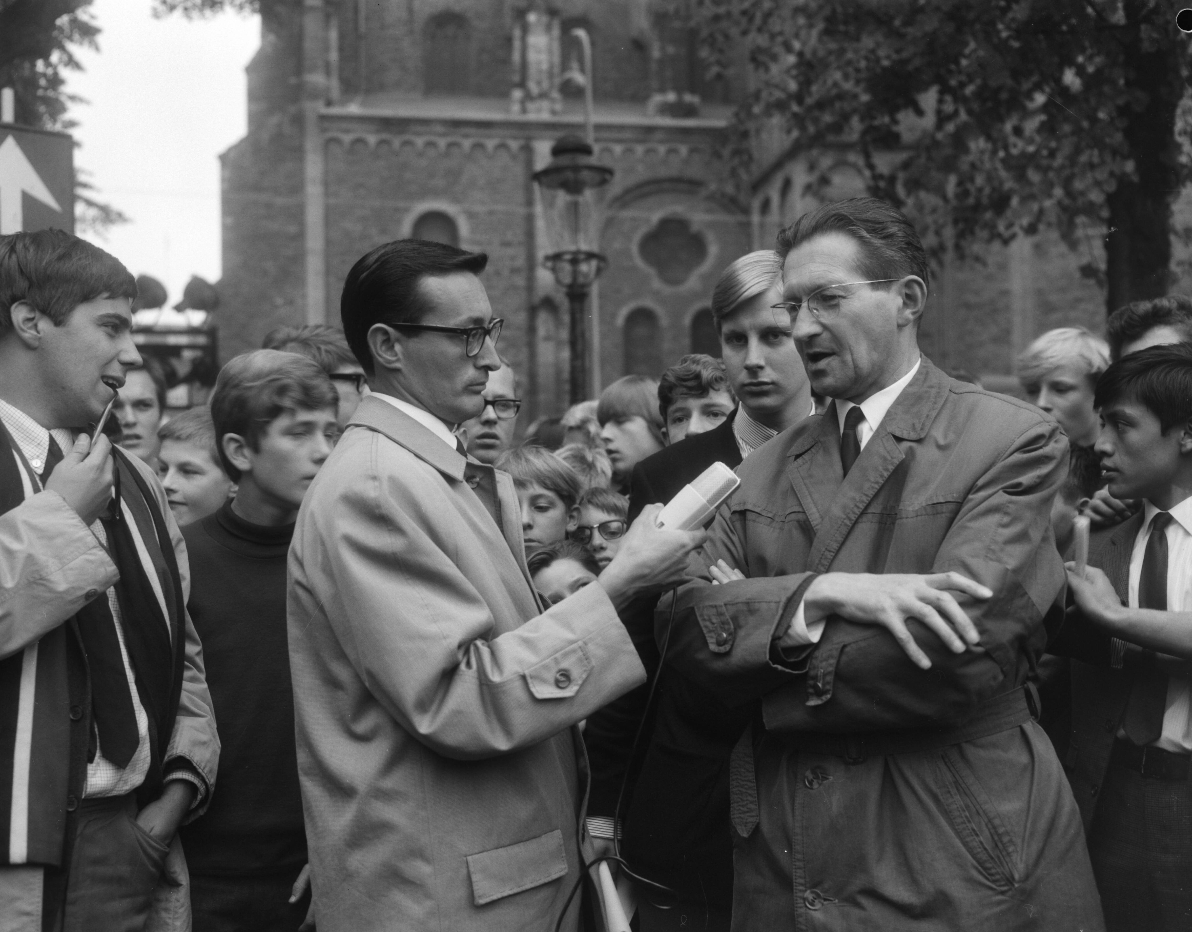 Anti NAVO-demonstratie in Maastricht — Interview van Ed van Westerloo (links) met Fons Hermans — Foto: Bilsen, Joop van / Anefo. Licentie: Set B: Rechtenvrij / Publiek Domein. Bron: Nationaal Archief. http://hdl.handle.net/10648/aafde7f8-d0b4-102d-bcf8-003048976d84