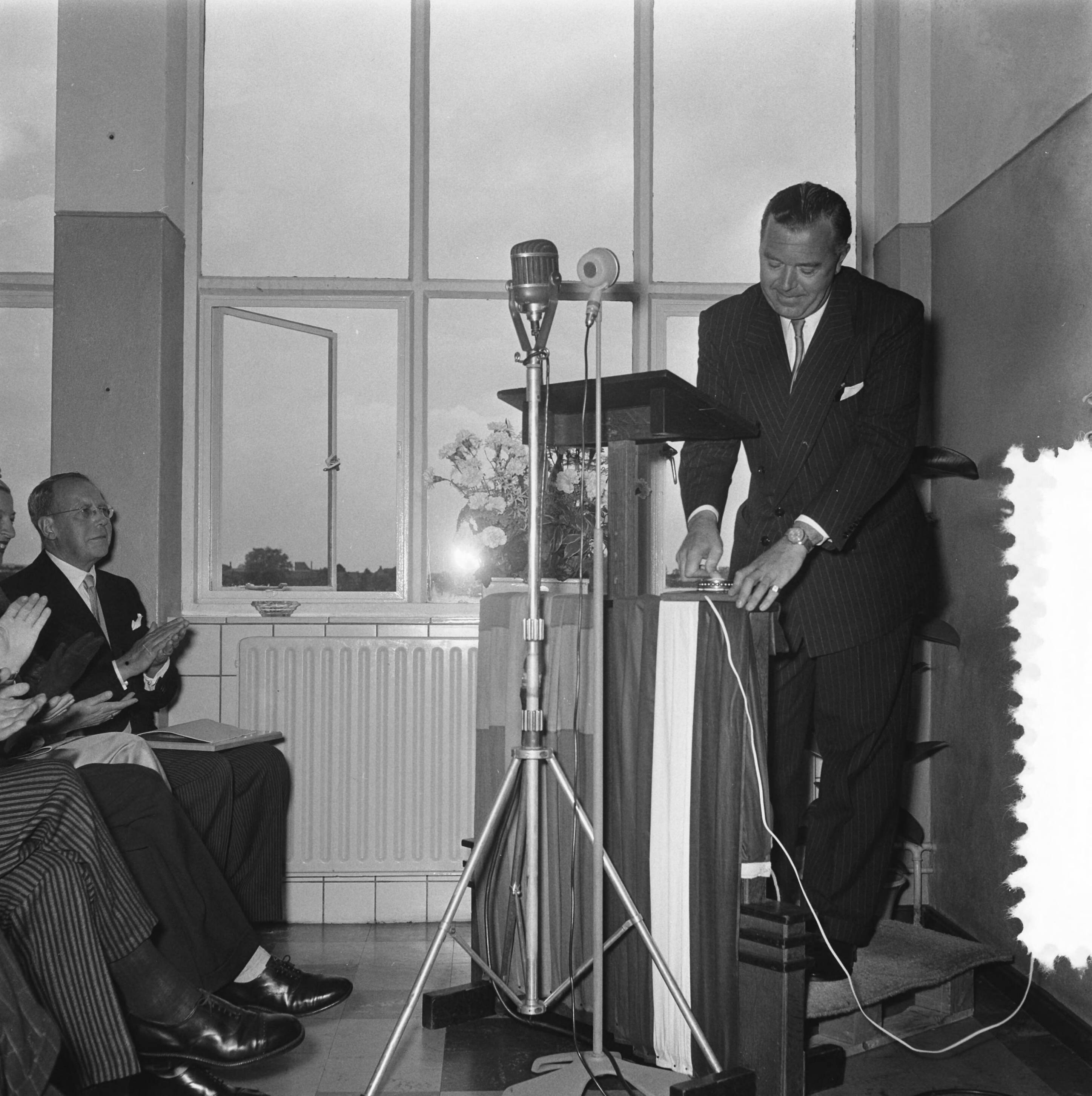 Prins Bernhard en Prins Bertil (Zweden) openen de SKF fabriek in Veenendaal — Foto: Noske, J.D. / Anefo. — Licentie: Set B: Rechtenvrij / Publiek Domein. Bron: Nationaal Archief. http://hdl.handle.net/10648/a9236250-d0b4-102d-bcf8-003048976d84
